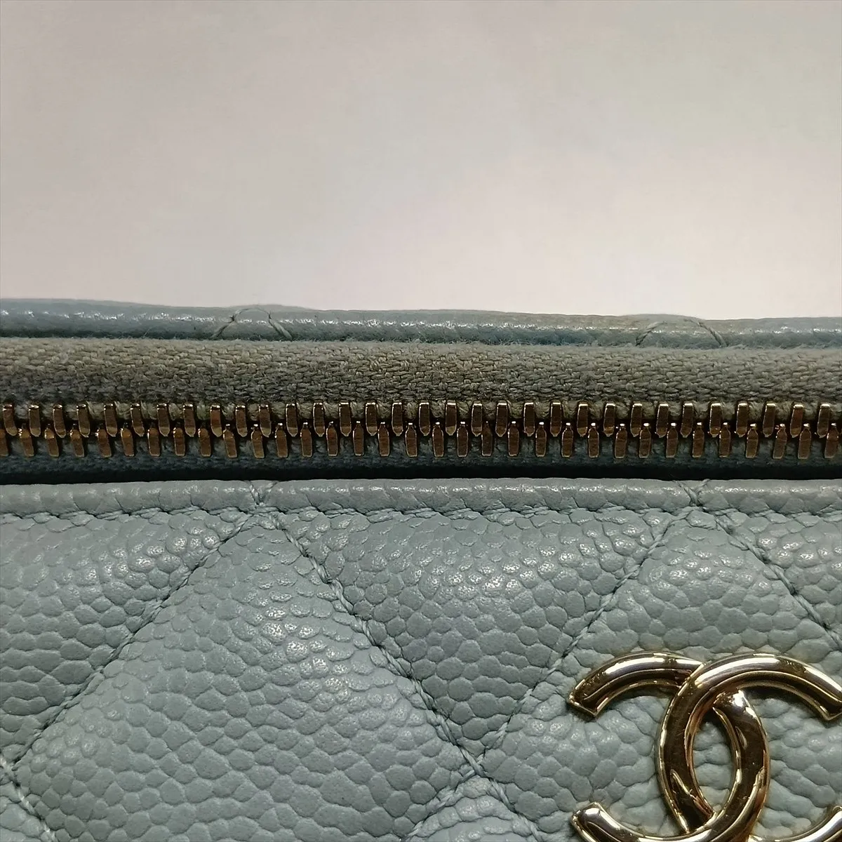 Matelassé Caviar Skin Chain Shoulder Bag Vanity Case Blue Gold Hardware 31931378 (Serial Number 31) — view 10