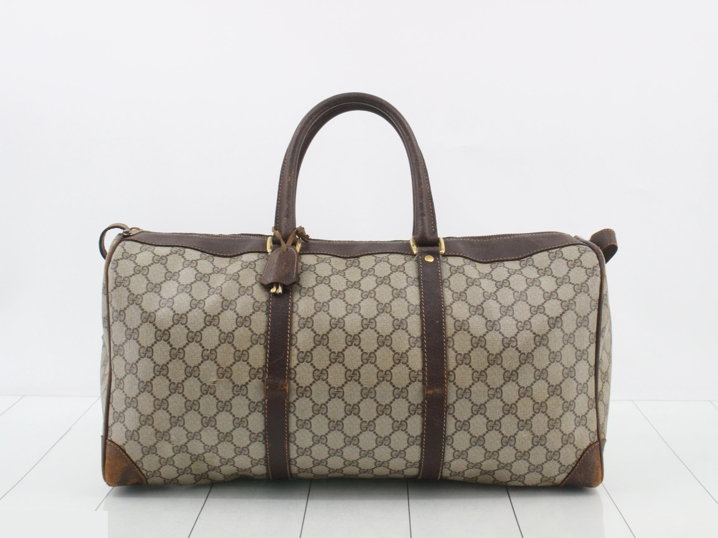 Vintage Gucci Boston bag, brown/beige, with two keys.