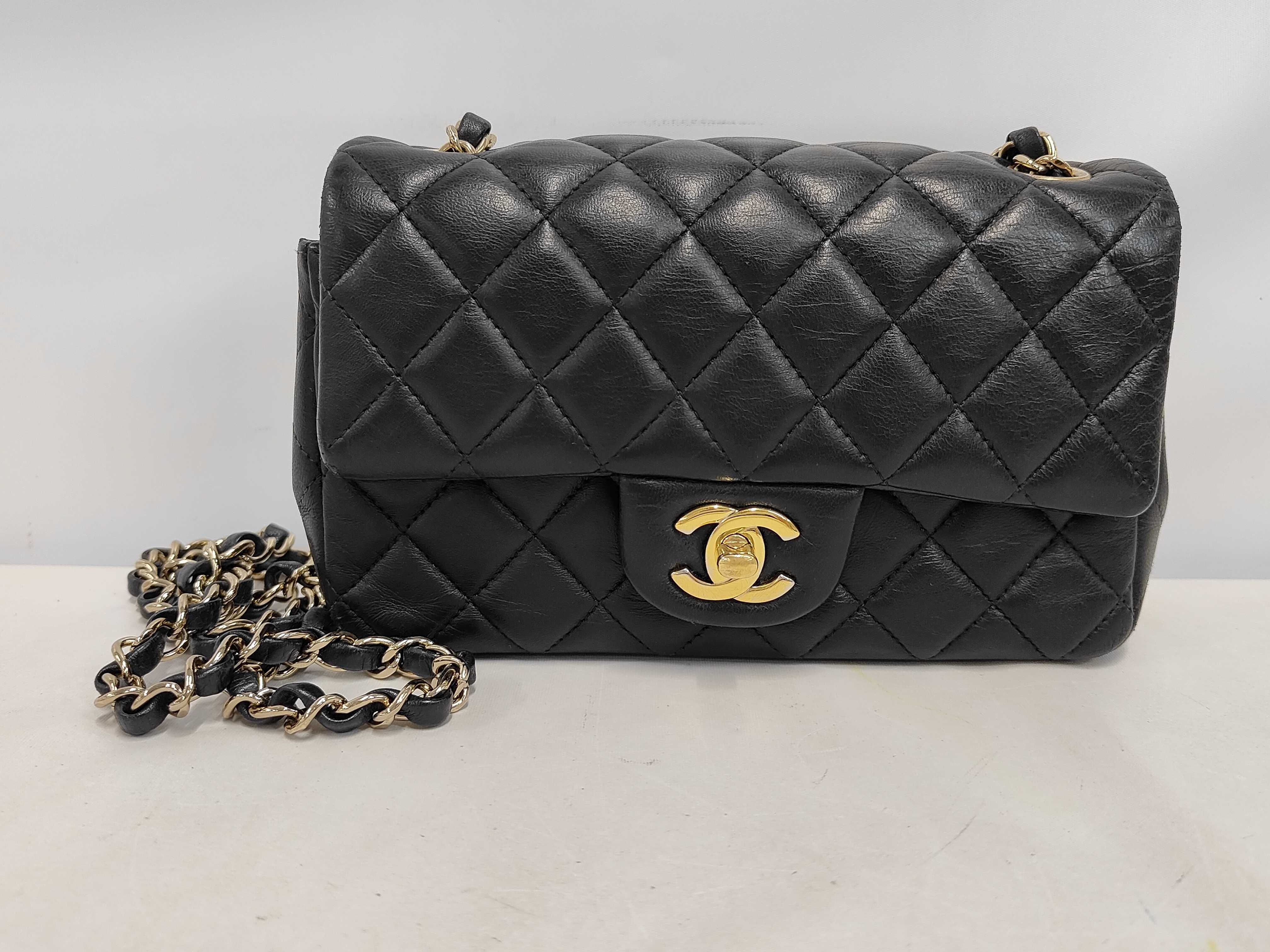 Matelassé 20 Lambskin Gold Hardware Chain Shoulder Bag (Serial Number 30s) Black Shoulder Bag