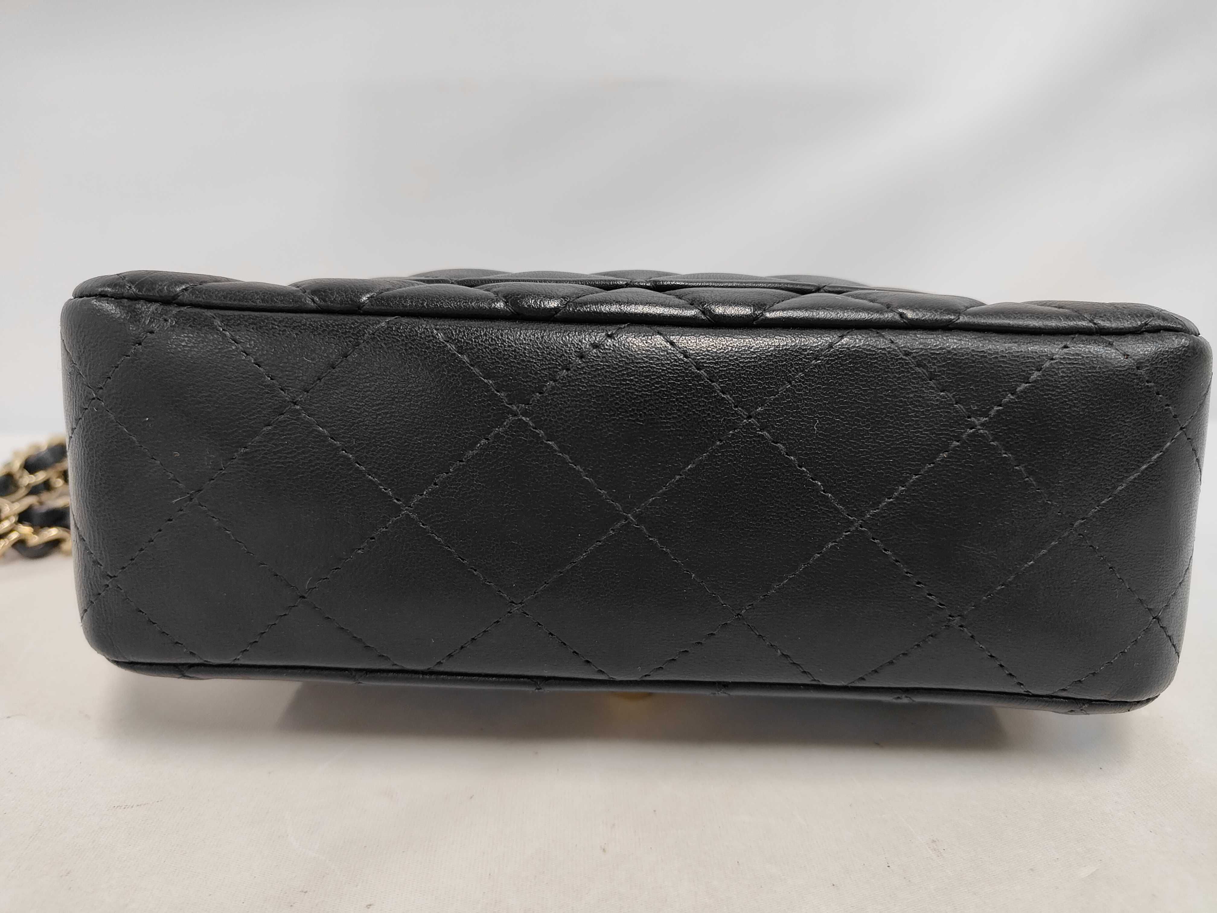 Matelassé 20 Lambskin Gold Hardware Chain Shoulder Bag (Serial Number 30s) Black Shoulder Bag — view 4