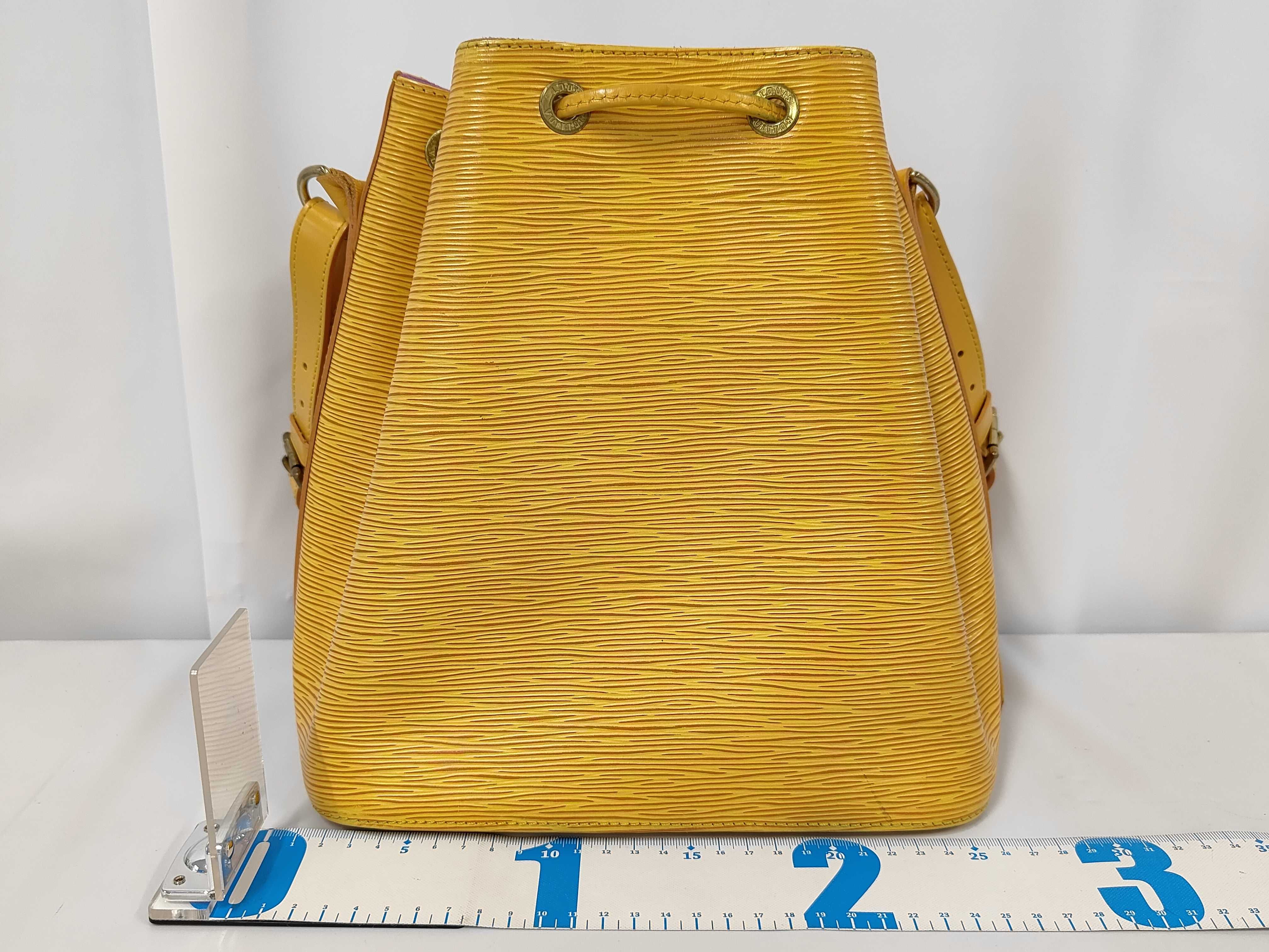 Epi Petit Noé Lilac Shoulder Bag — view 2