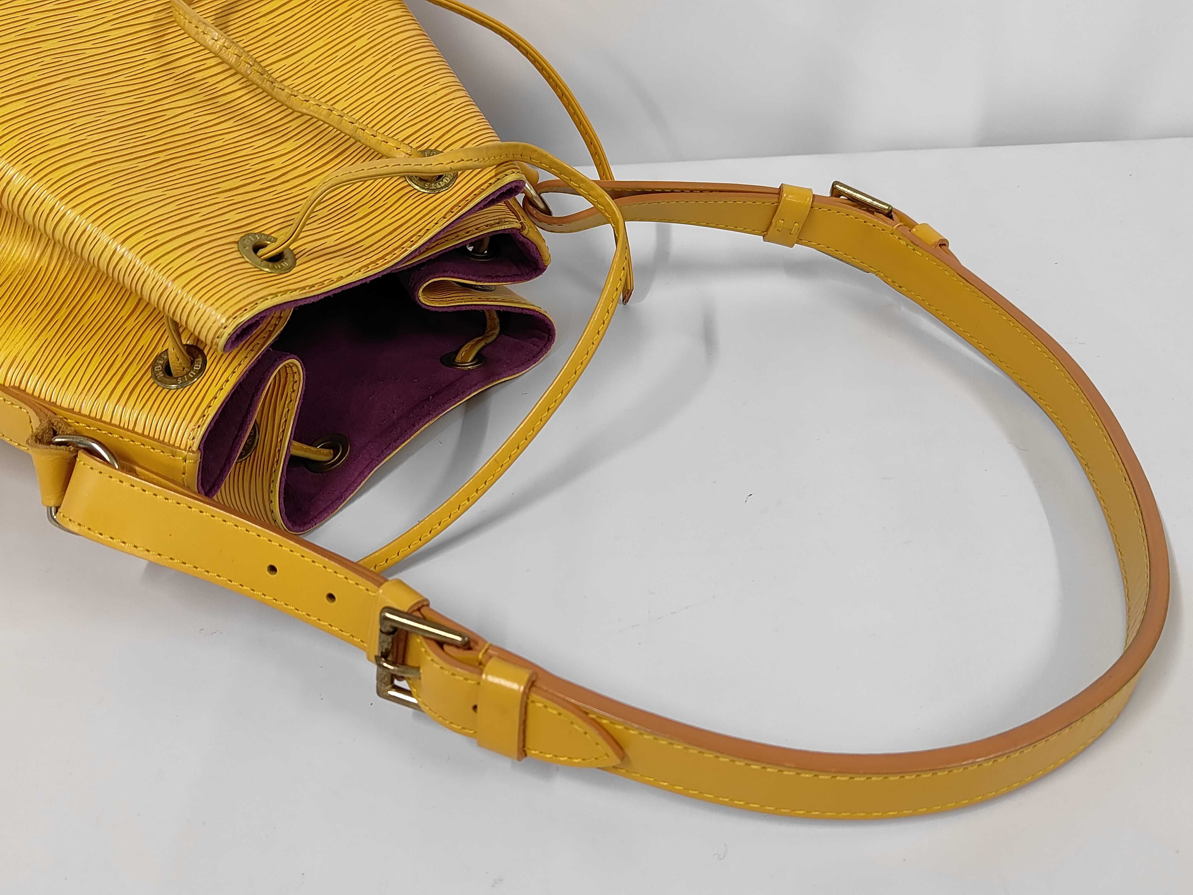 Epi Petit Noé Lilac Shoulder Bag — view 3
