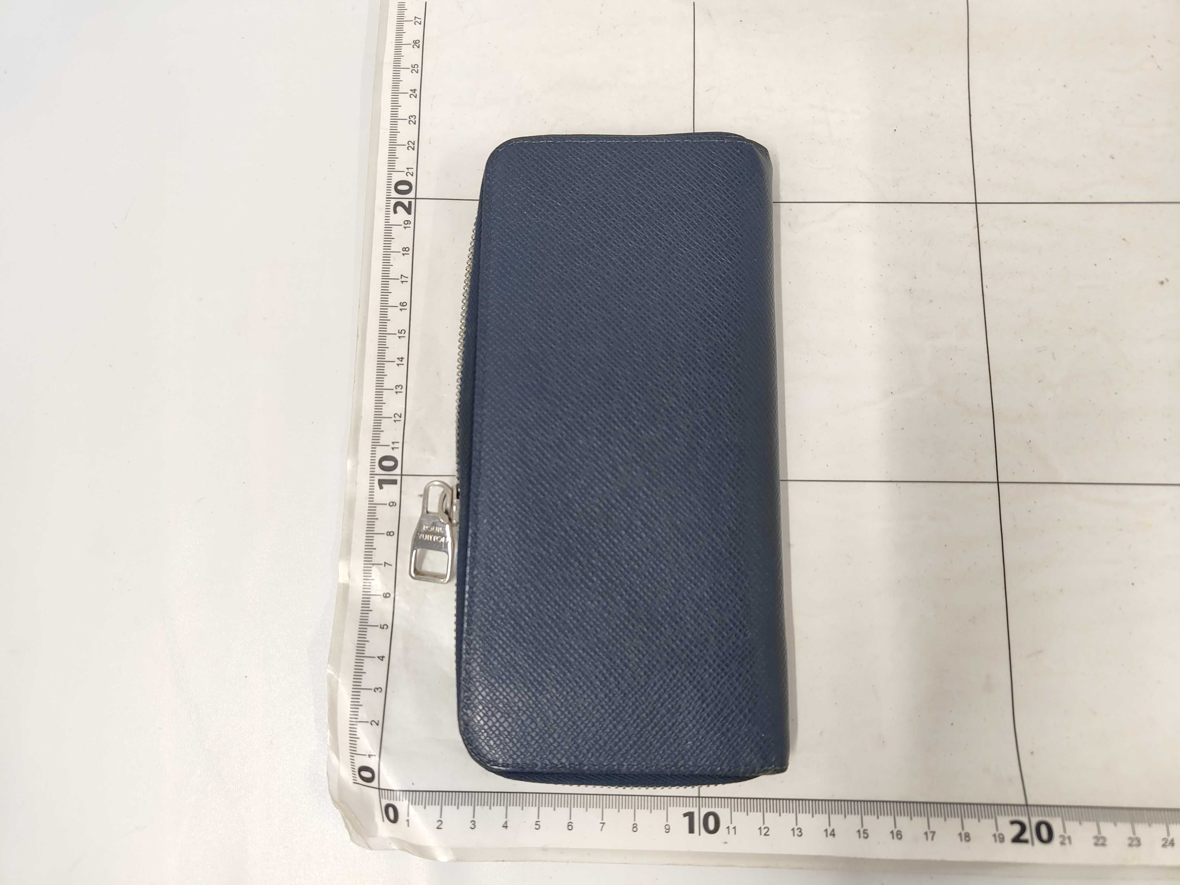 Taiga Zippy Wallet Vertical Noir M30503 Wallet — view 2