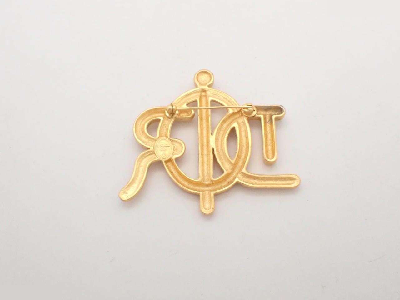 brooch — view 2