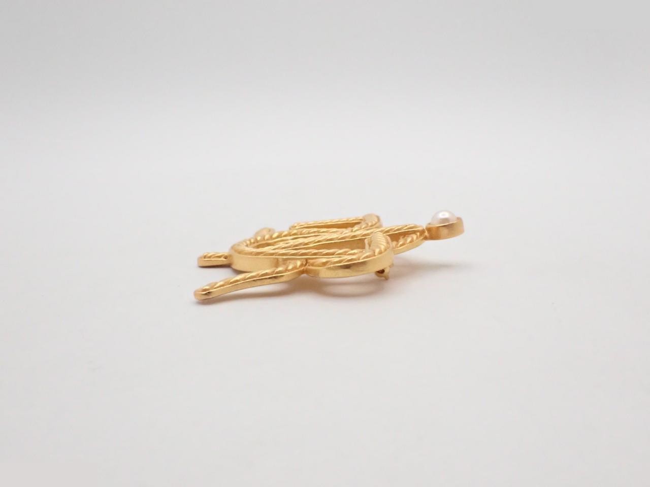 brooch — view 3