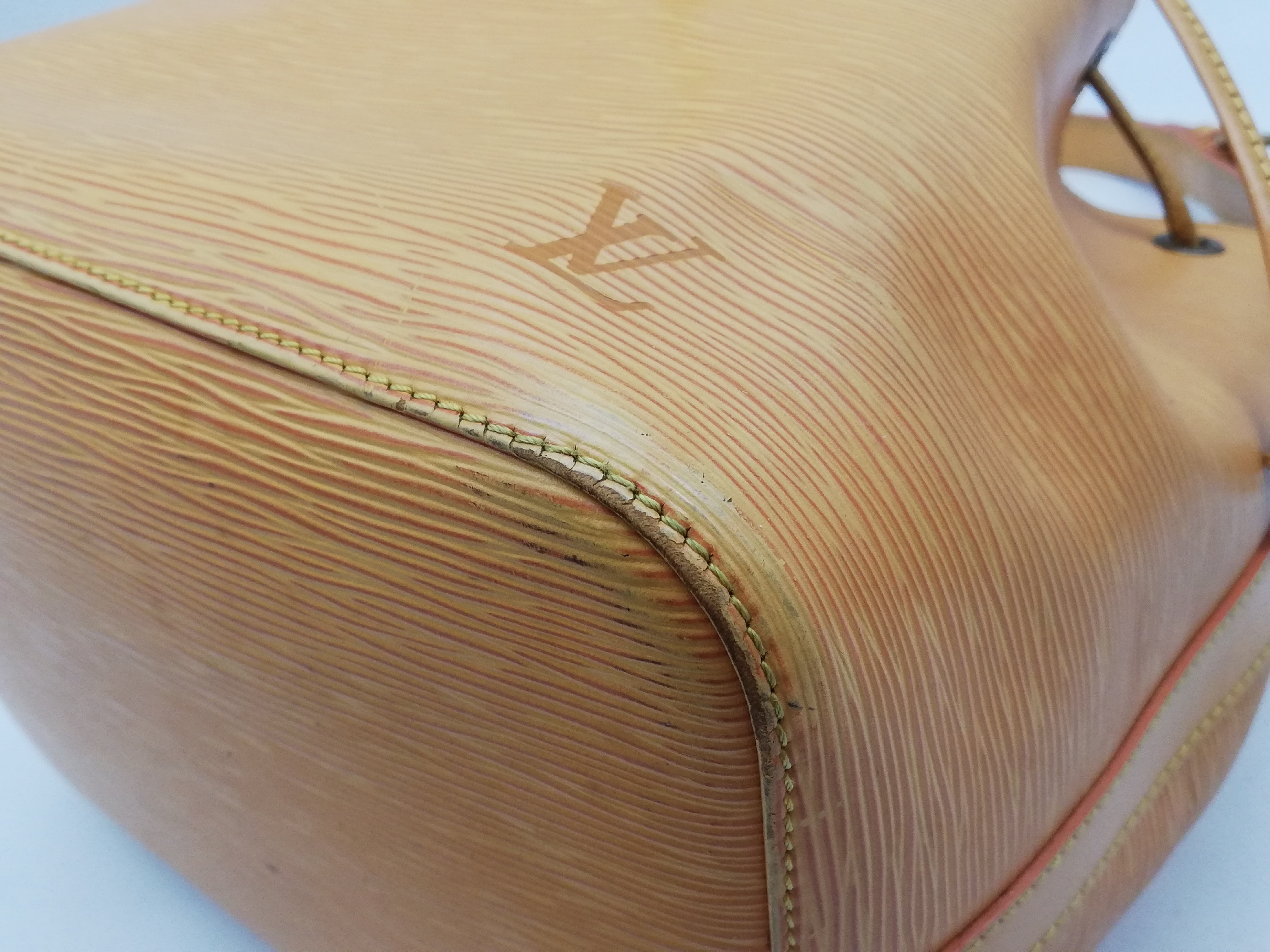 Epi Petit Noé M44009 Shoulder Bag — view 12