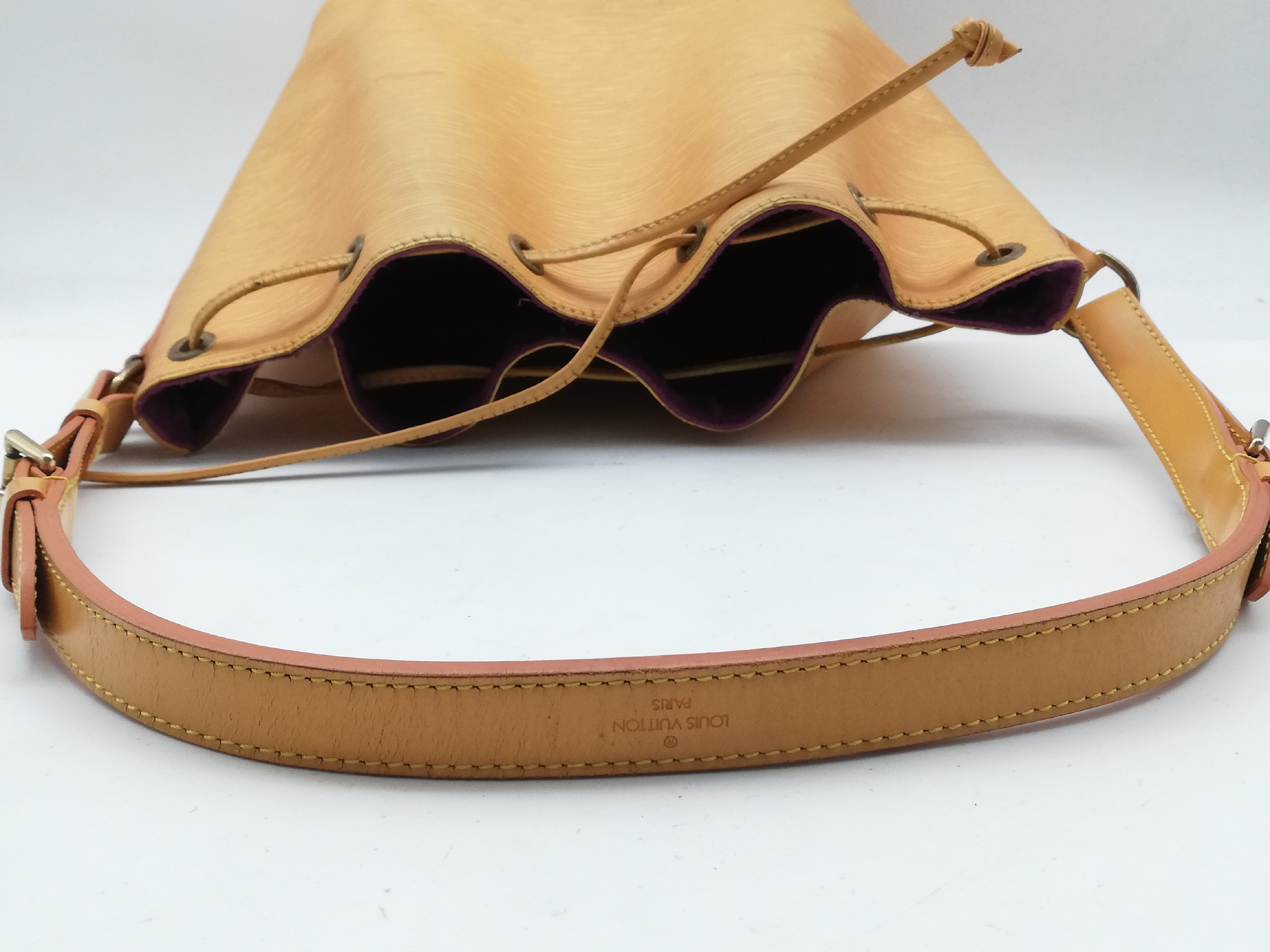 Epi Petit Noé M44009 Shoulder Bag — view 6