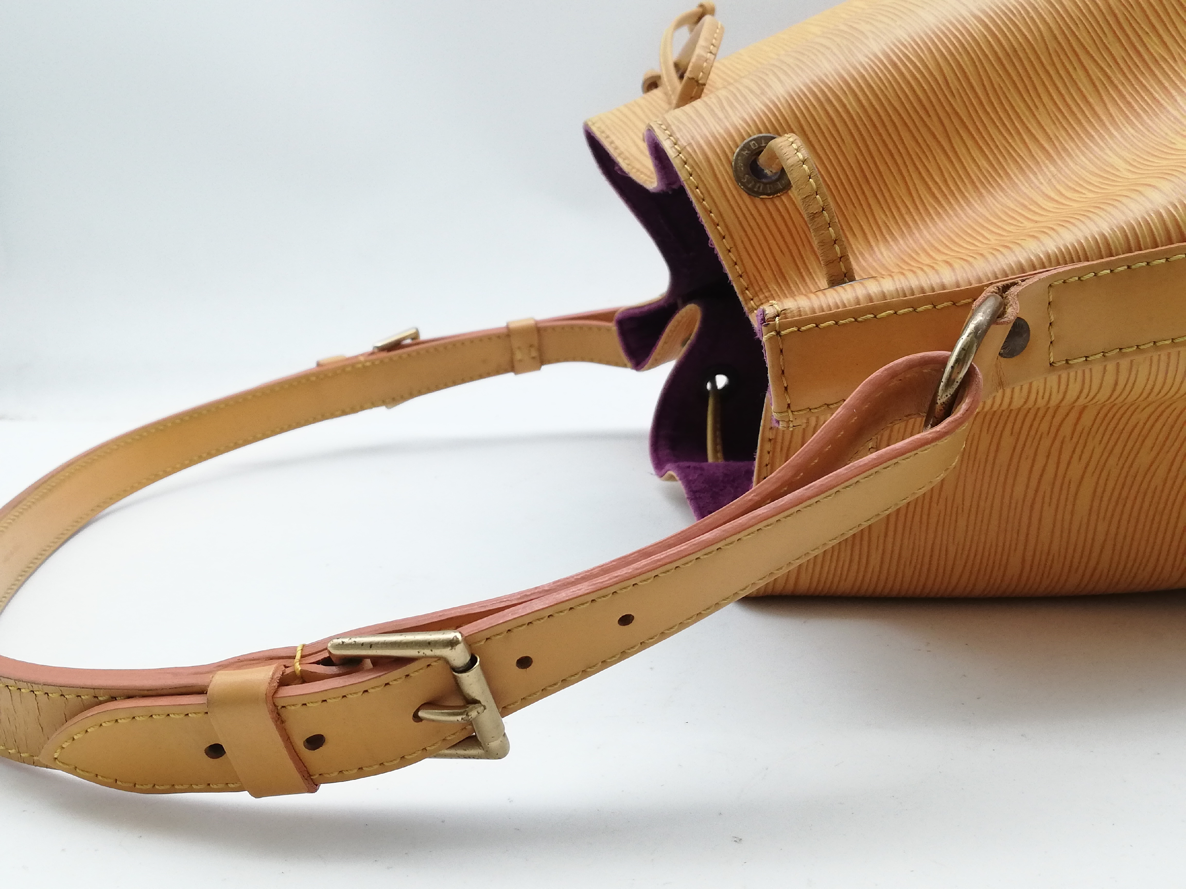 Epi Petit Noé M44009 Shoulder Bag — view 7
