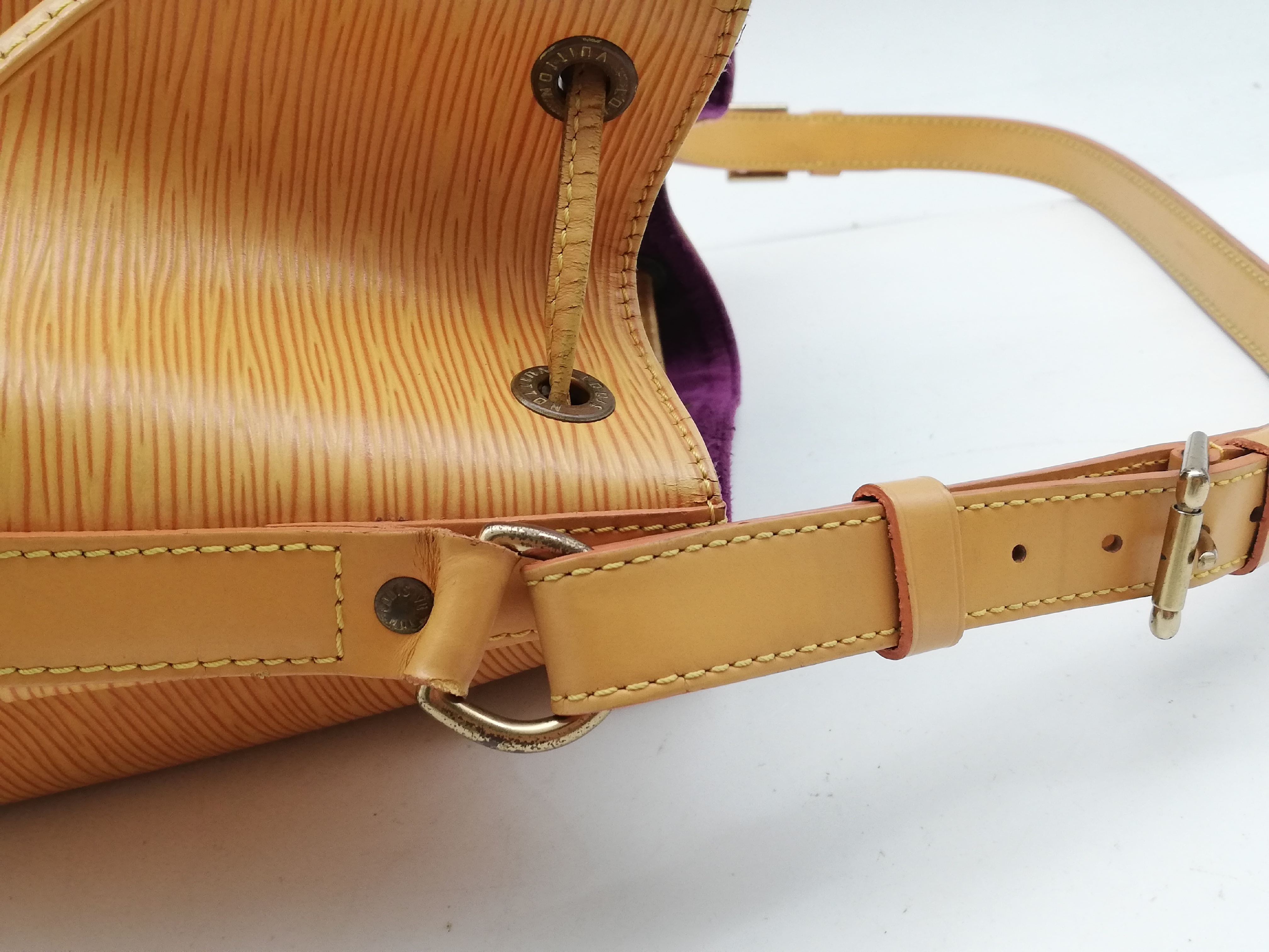 Epi Petit Noé M44009 Shoulder Bag — view 8
