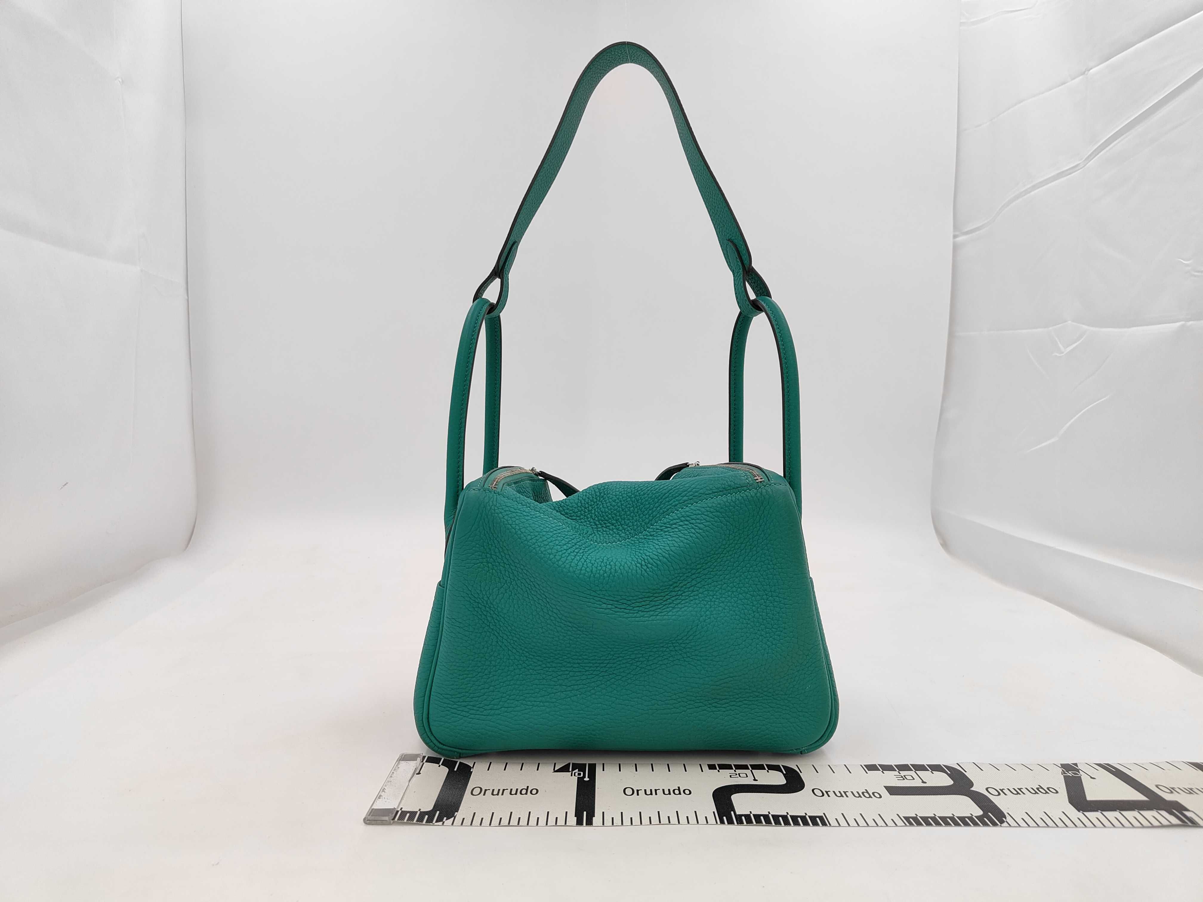 Lindy 26 handbag, Vert Vertigo, silver hardware, Taurillon Clemence leather, D stamp. — view 2