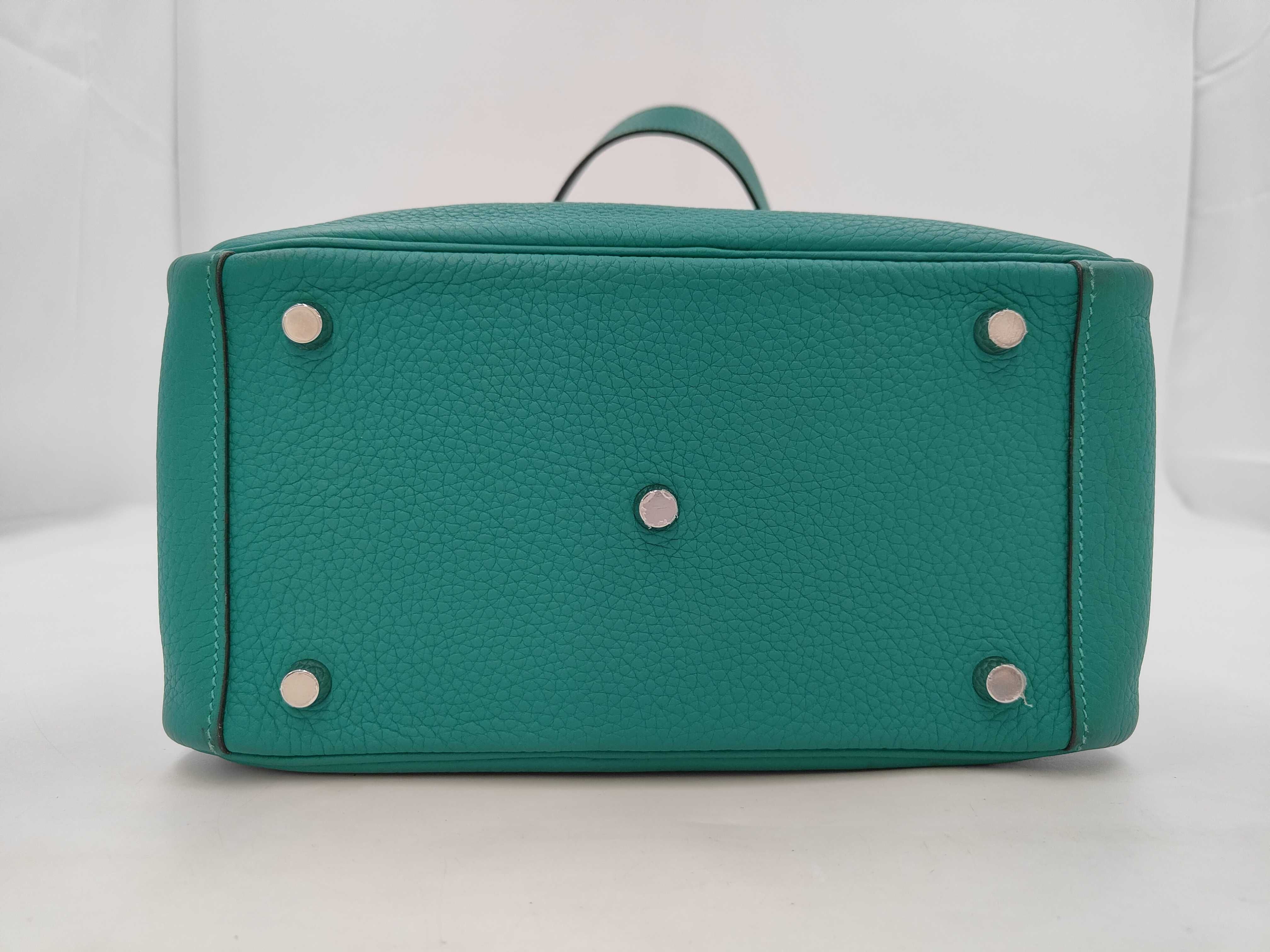 Lindy 26 handbag, Vert Vertigo, silver hardware, Taurillon Clemence leather, D stamp. — view 3