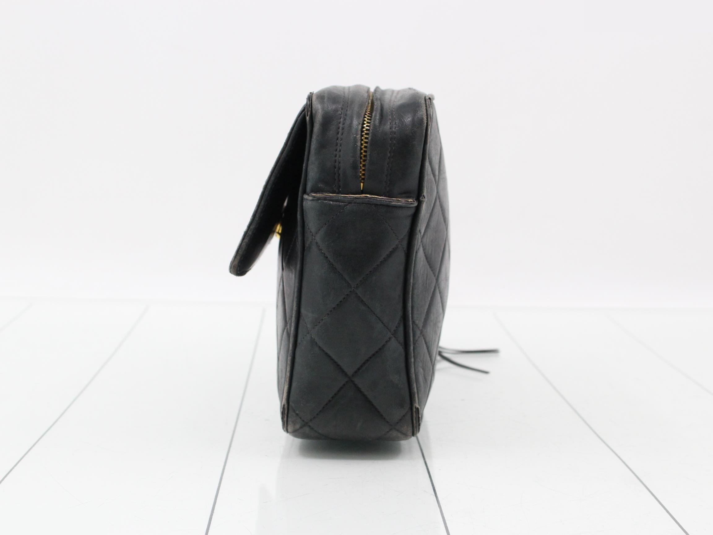 Matelassé (bag) - Clutch bag with Coco Mark - Navy — view 3