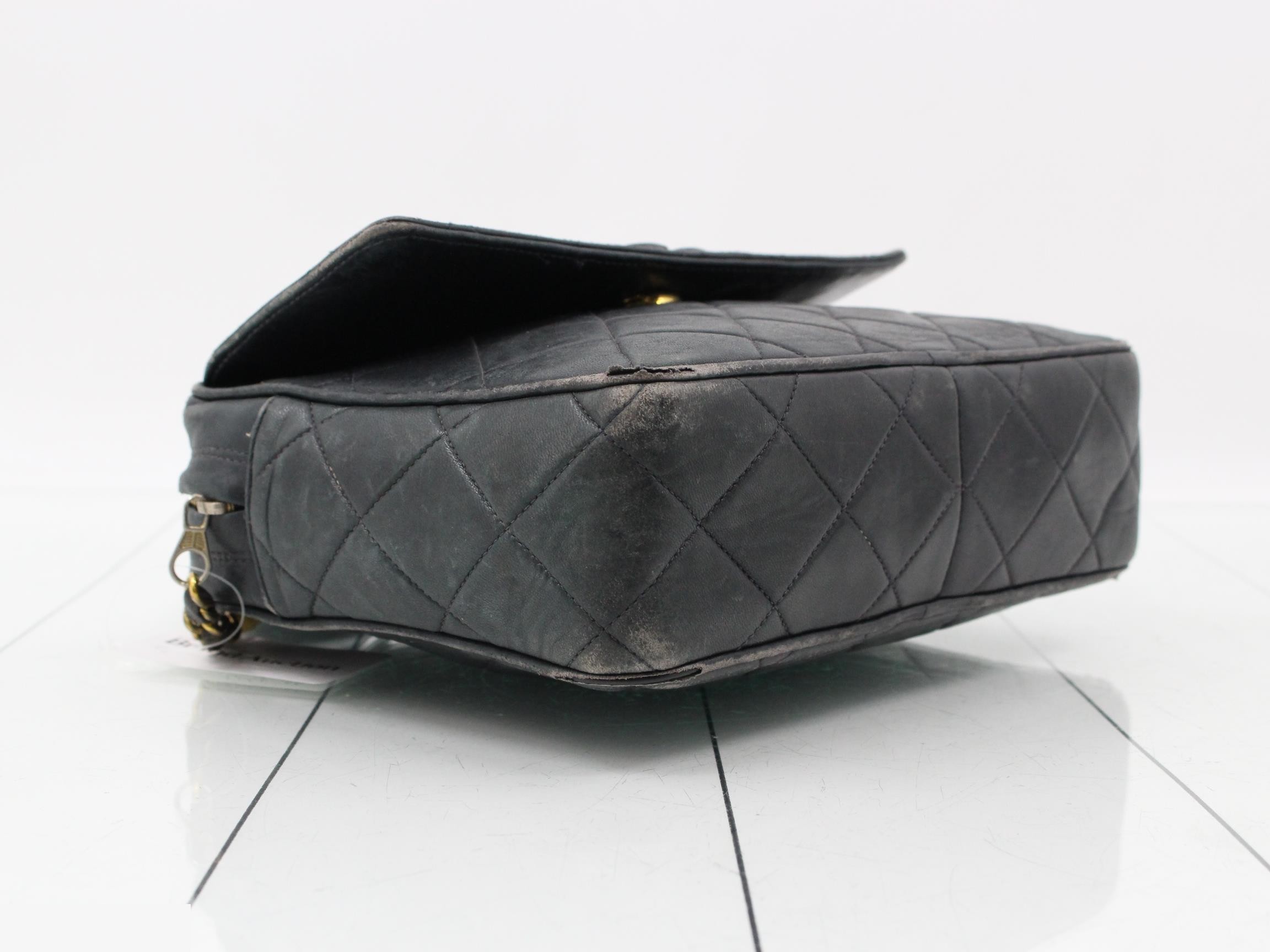 Matelassé (bag) - Clutch bag with Coco Mark - Navy — view 5