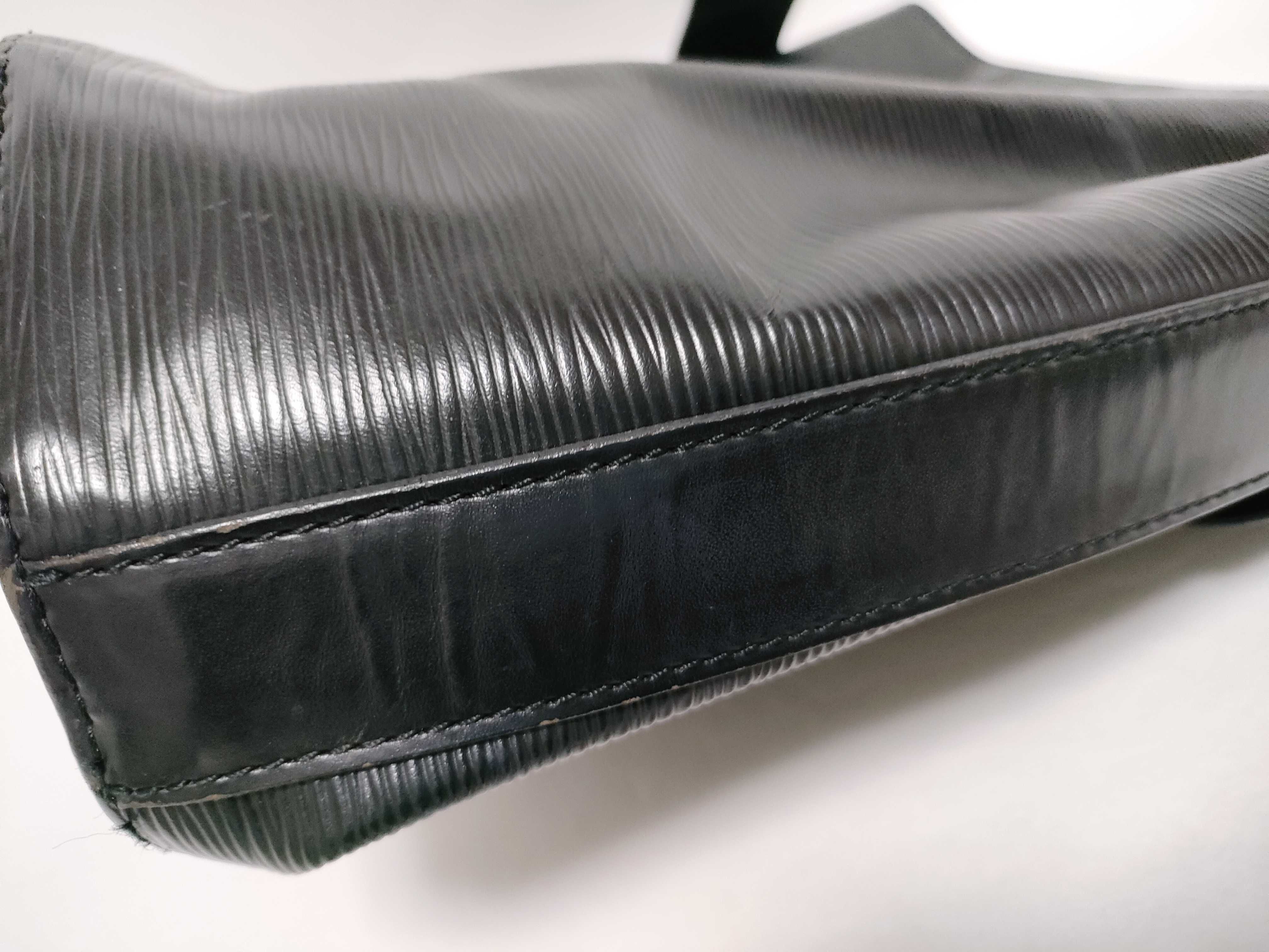 Epi Sac Depaule Epi Noir Shoulder Bag — view 13