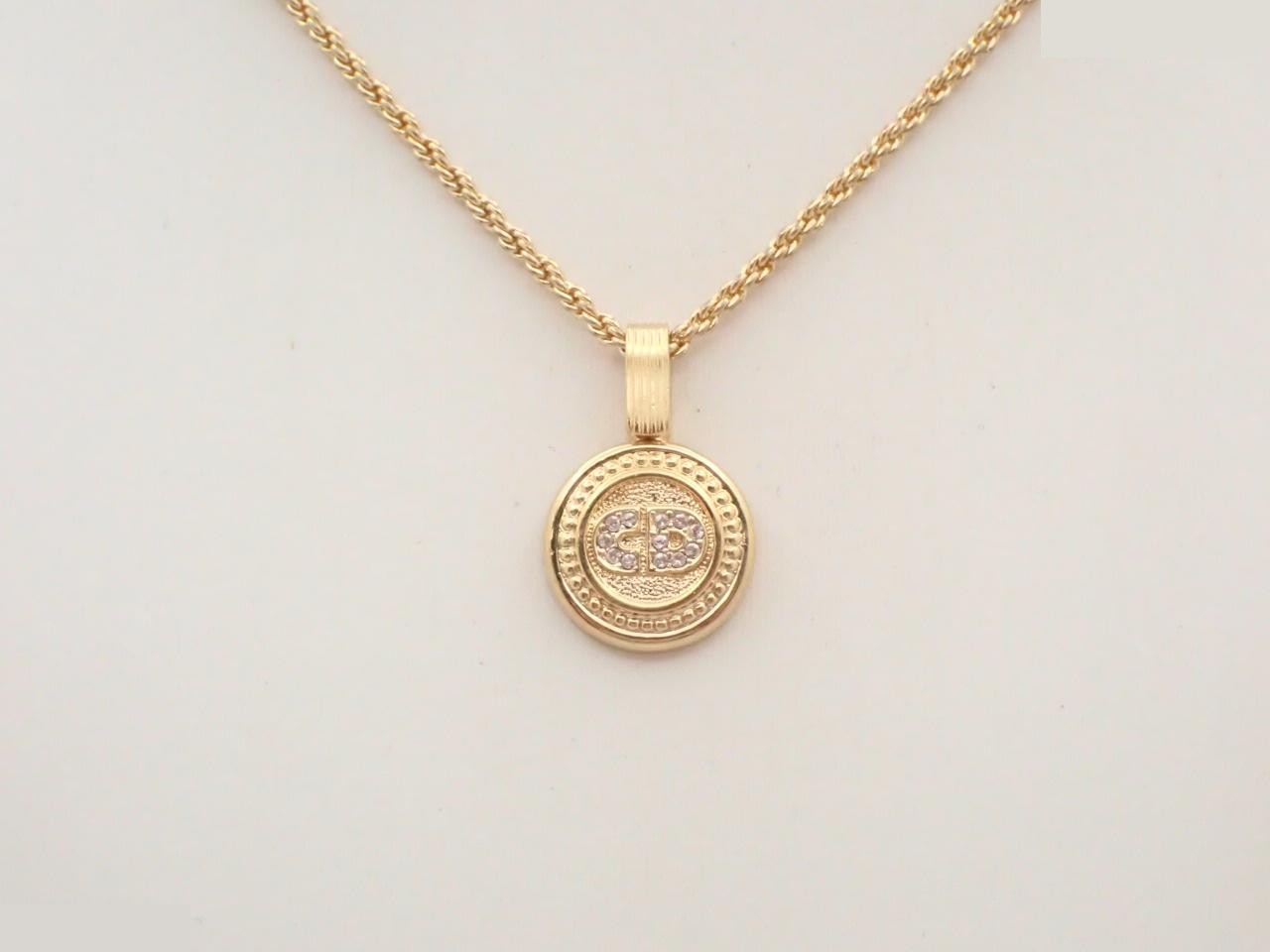 Other line: Precious metal necklaces and pendants, neck circumference approximately 50cm.