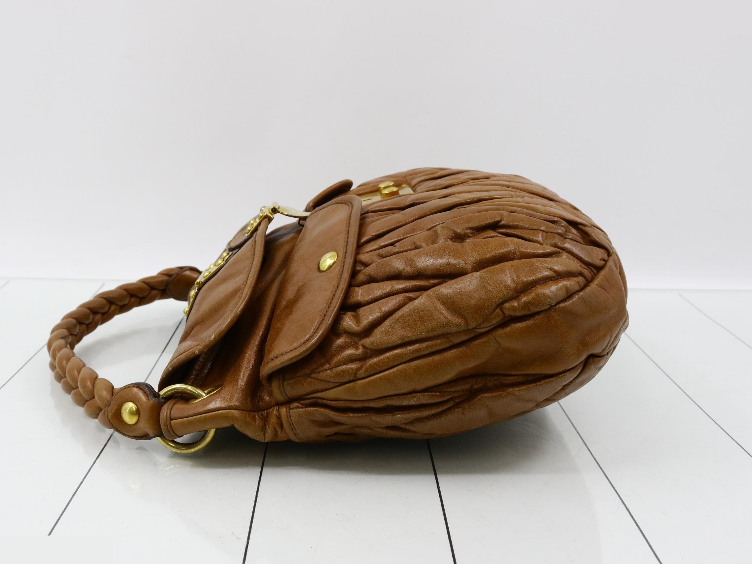 Matelassé leather one-shoulder bag, camel brown, gold hardware. — view 4