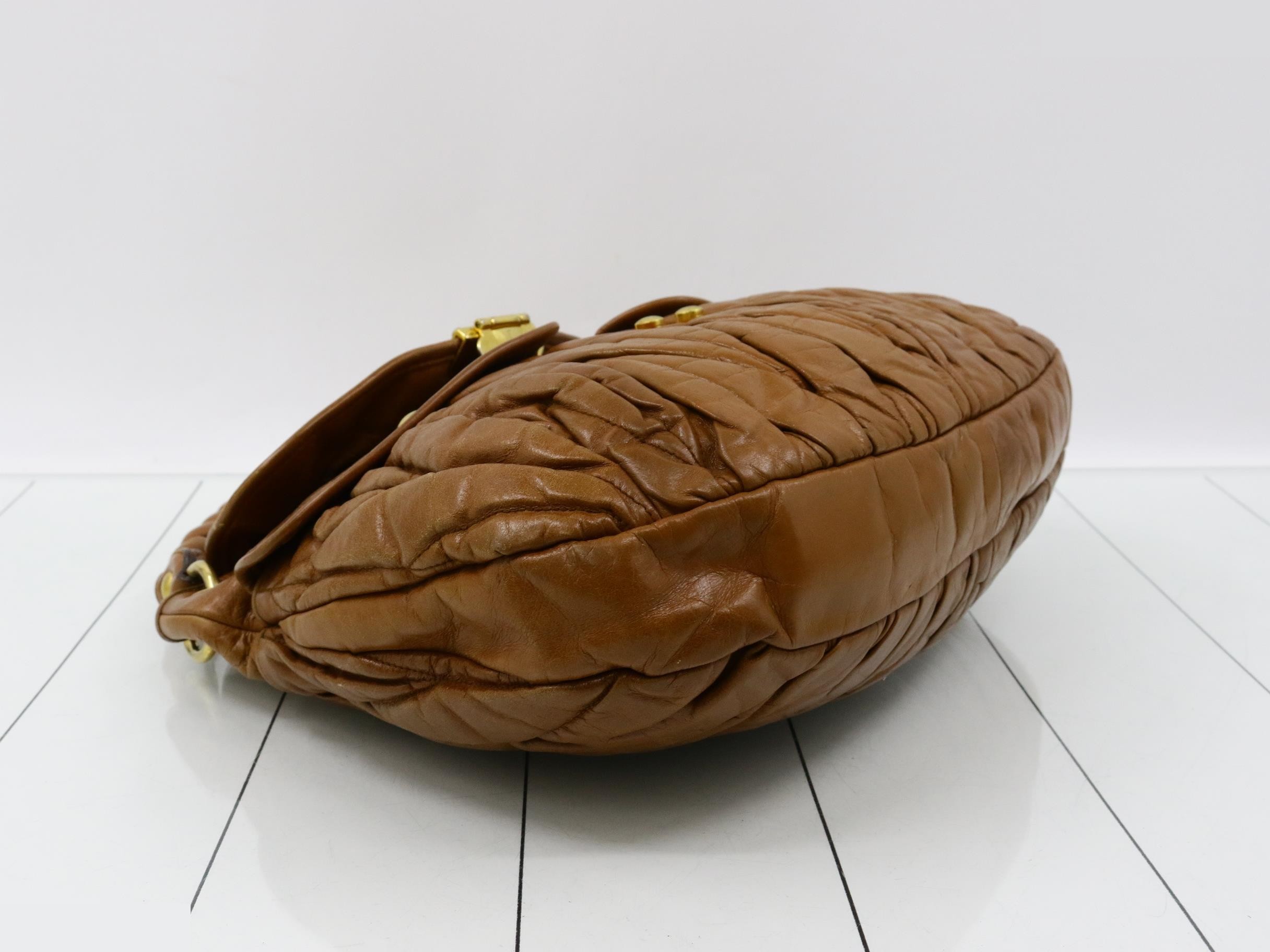 Matelassé leather one-shoulder bag, camel brown, gold hardware. — view 5