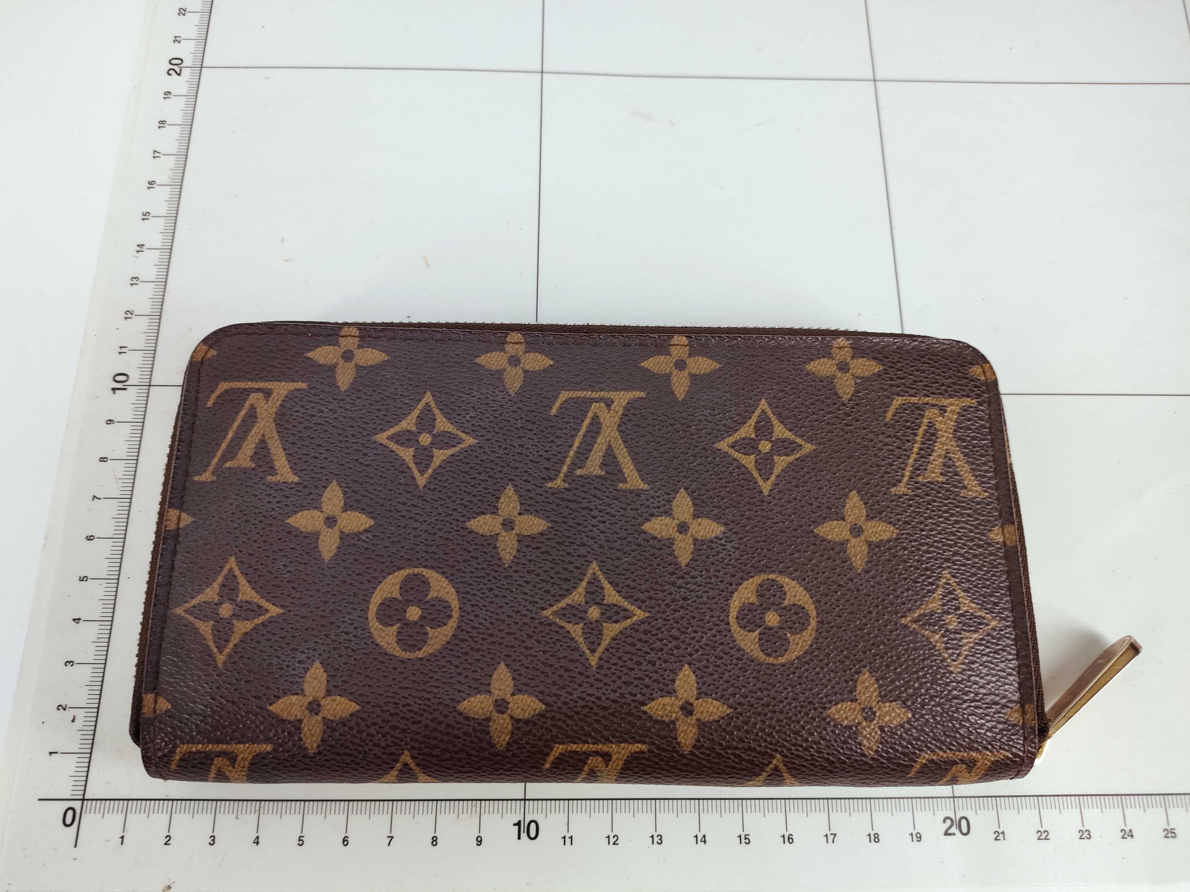Monogram Louis Vuitton Zippy Wallet — view 2