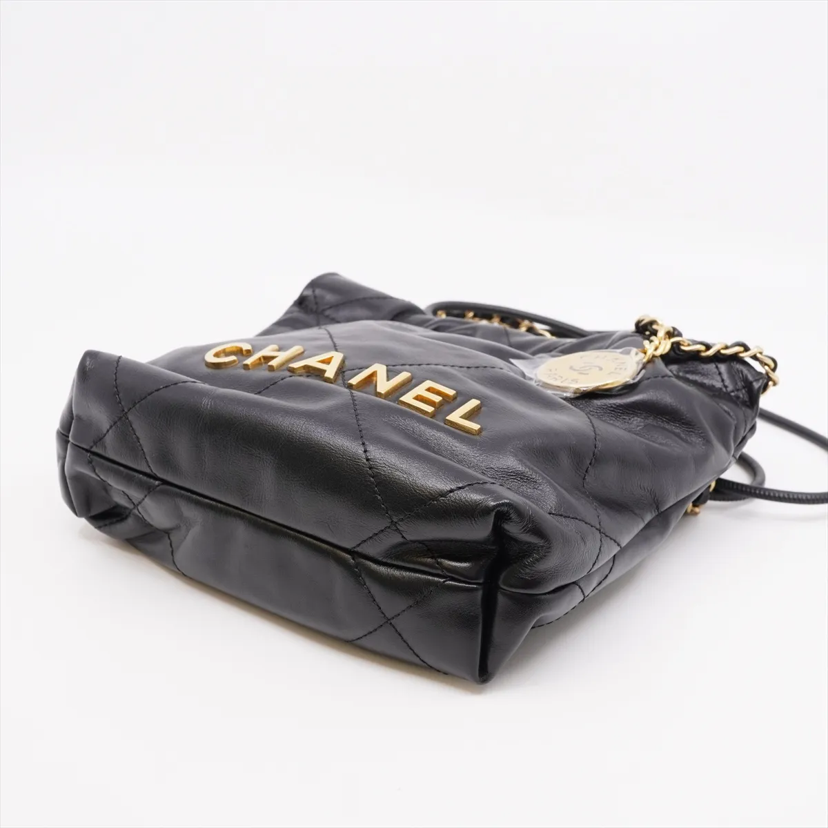 22 Mini Calfskin Chain Shoulder Bag Black Gold Hardware U1K3E4LL Pearl Chain 24A 2024 Fall/Winter Collection — view 3