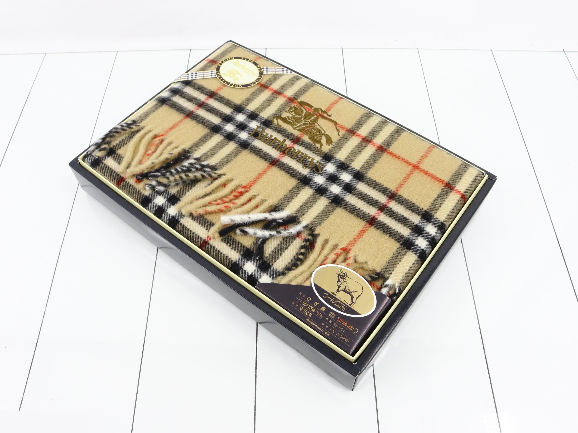 Unused Burberry throw blanket, 100% wool, 65 x 120 cm — view 2