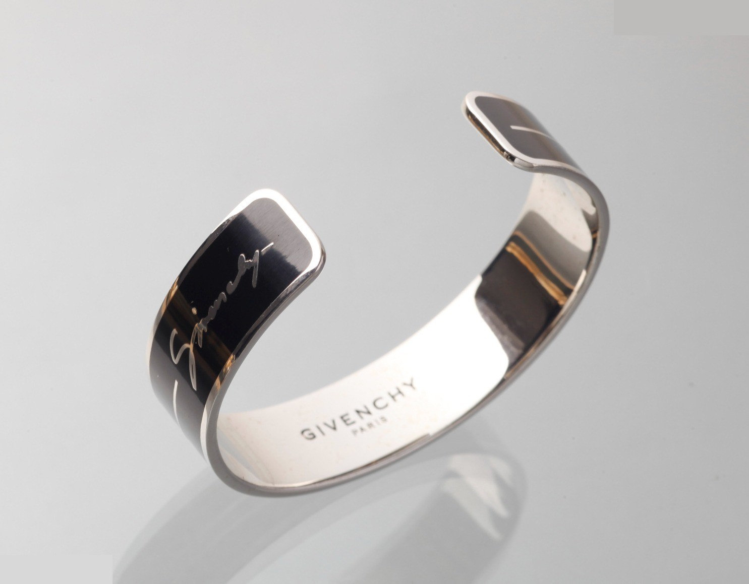 Other items: Precious metal bracelets and bangles (metal), wrist circumference approximately 18cm. — view 2