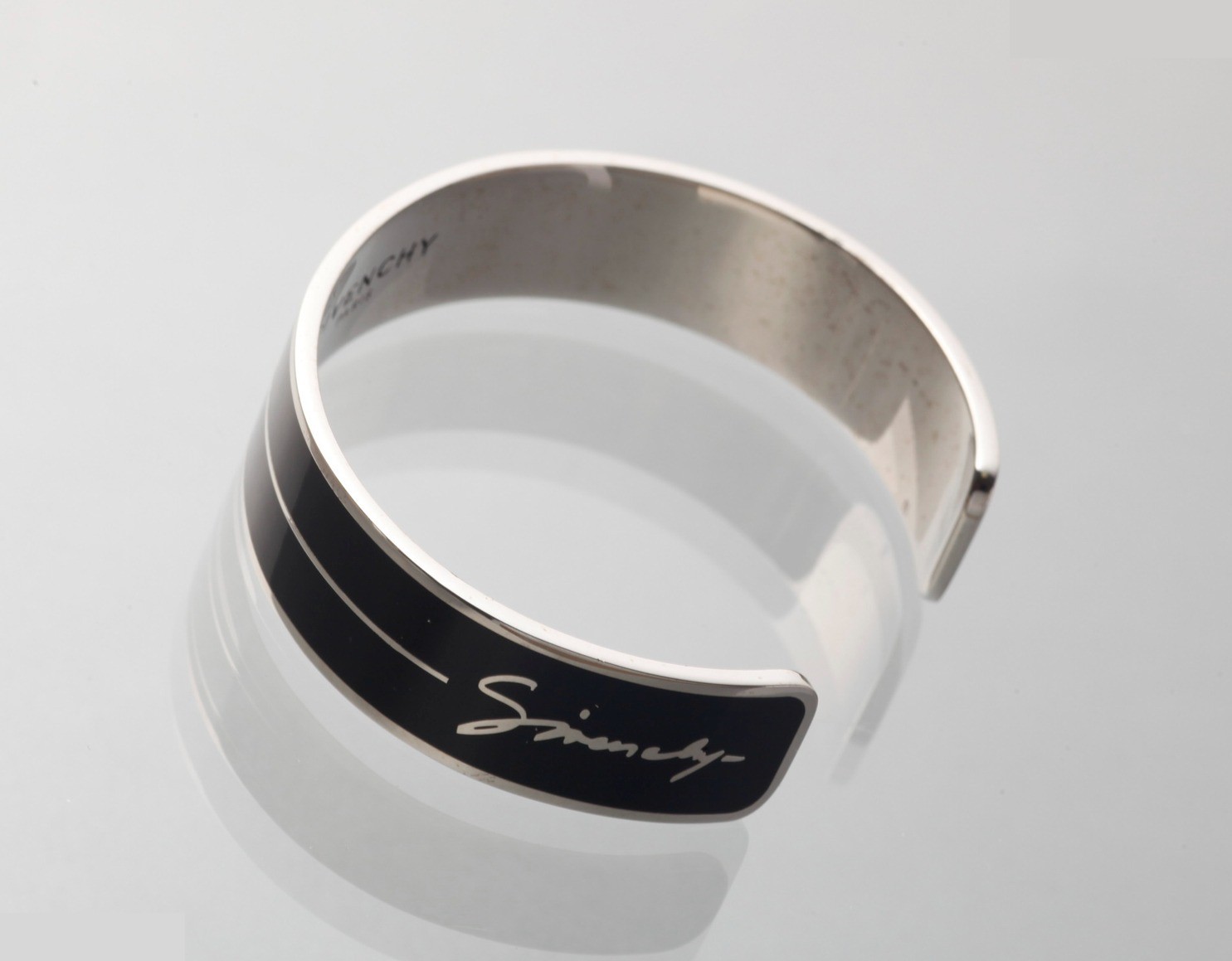 Other items: Precious metal bracelets and bangles (metal), wrist circumference approximately 18cm. — view 3