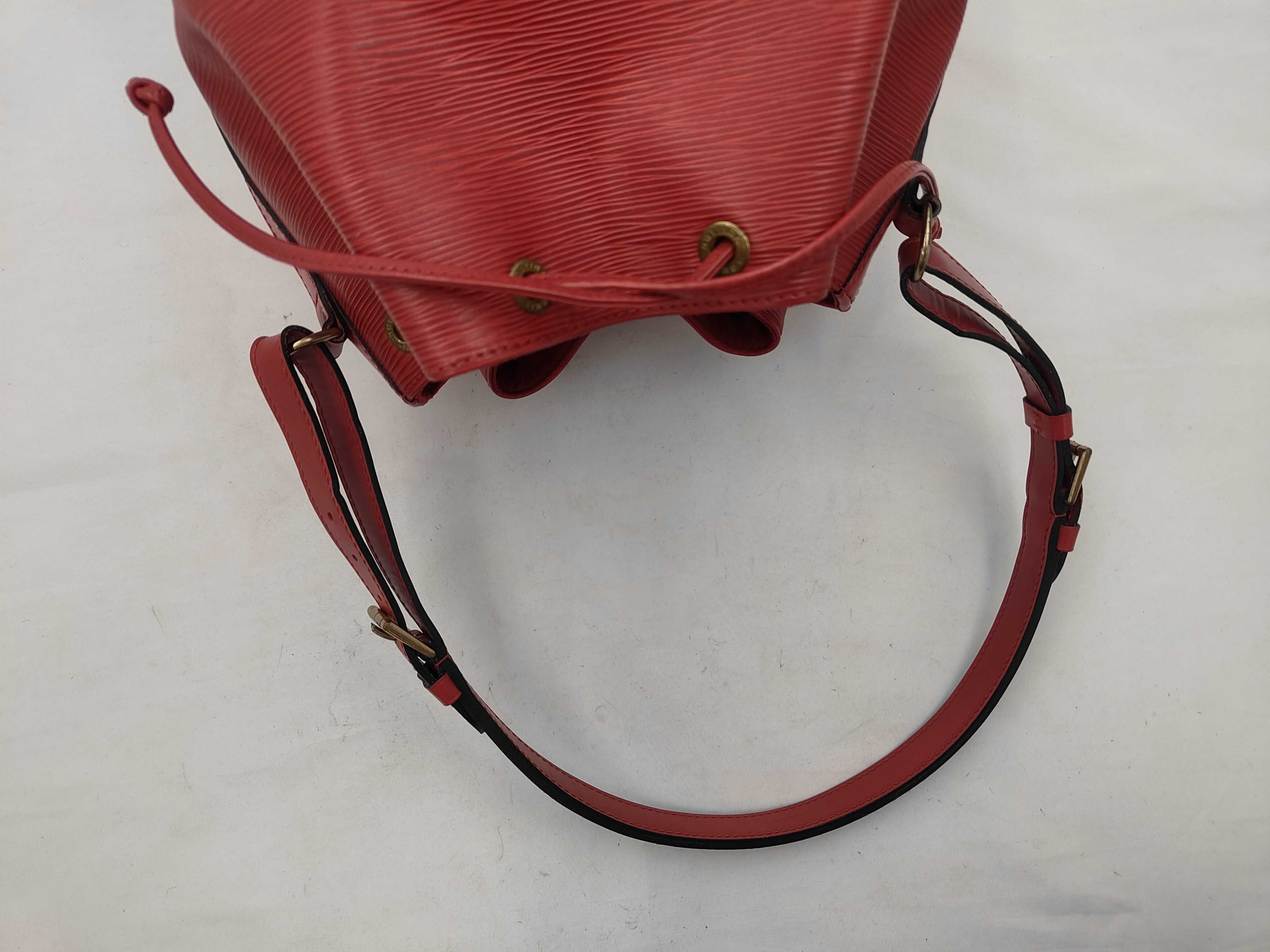 M59007/Noé Drawstring Shoulder Bag Epi Leather Red Castilian Red Tote Bag — view 3