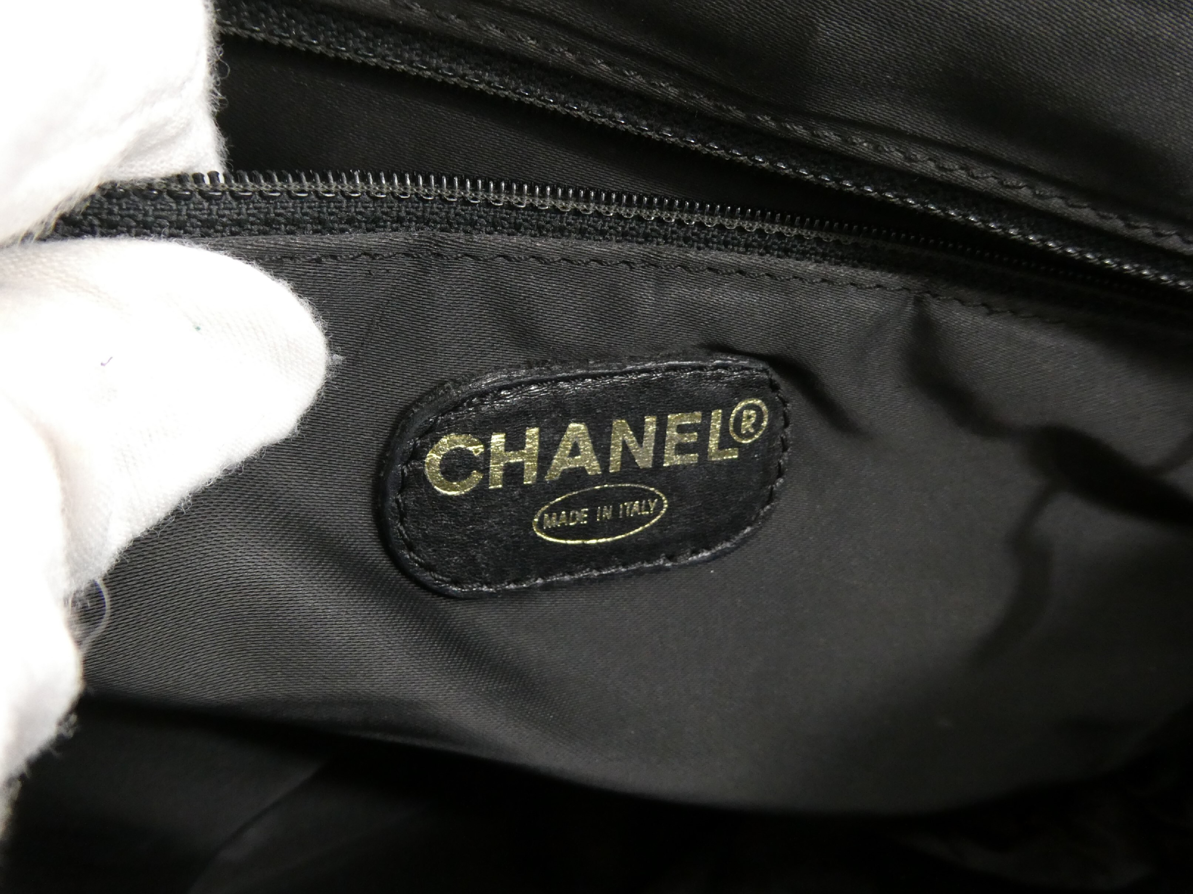 Logo Caviar Skin Shoulder Bag — view 8
