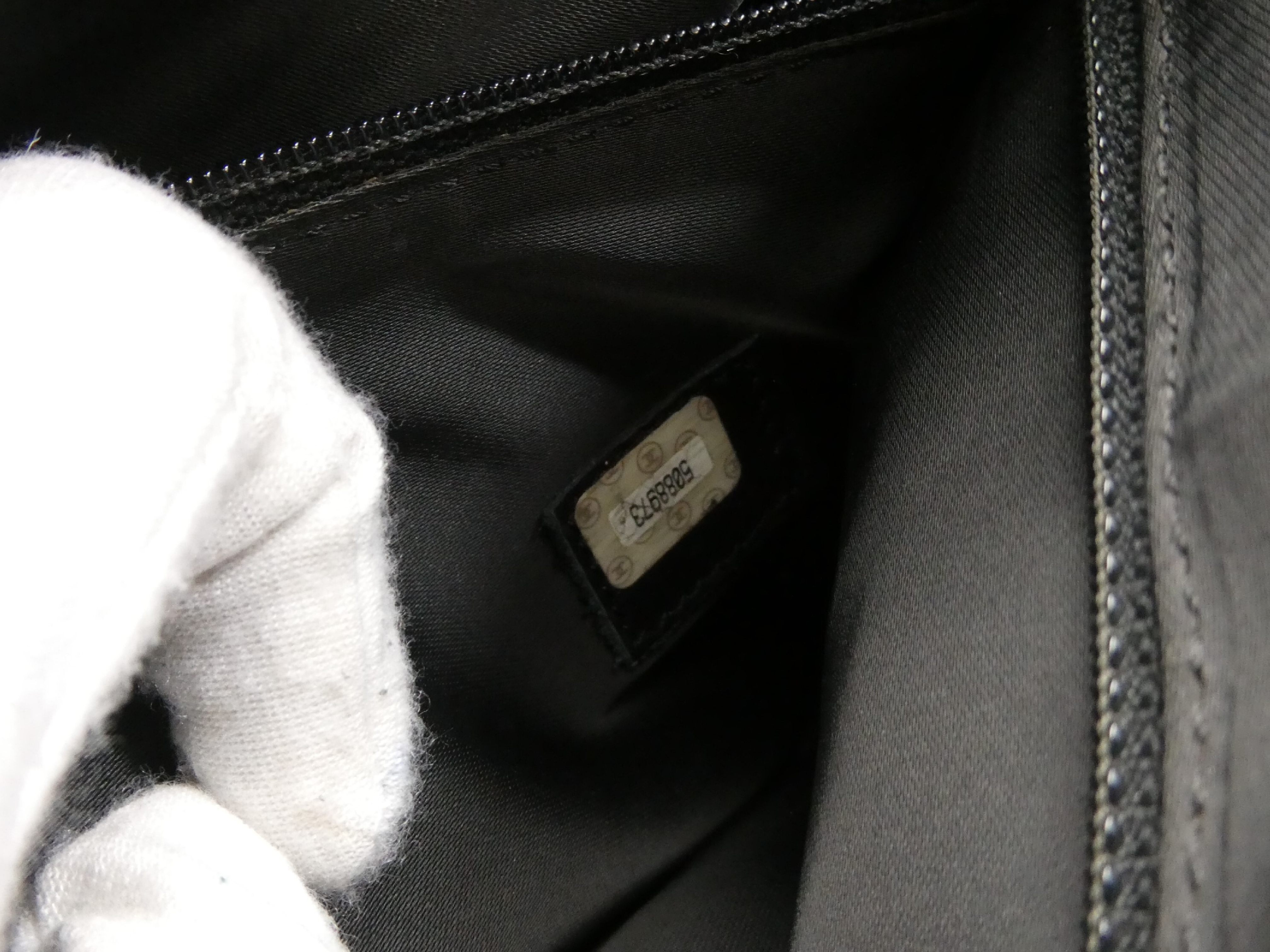 Logo Caviar Skin Shoulder Bag — view 9
