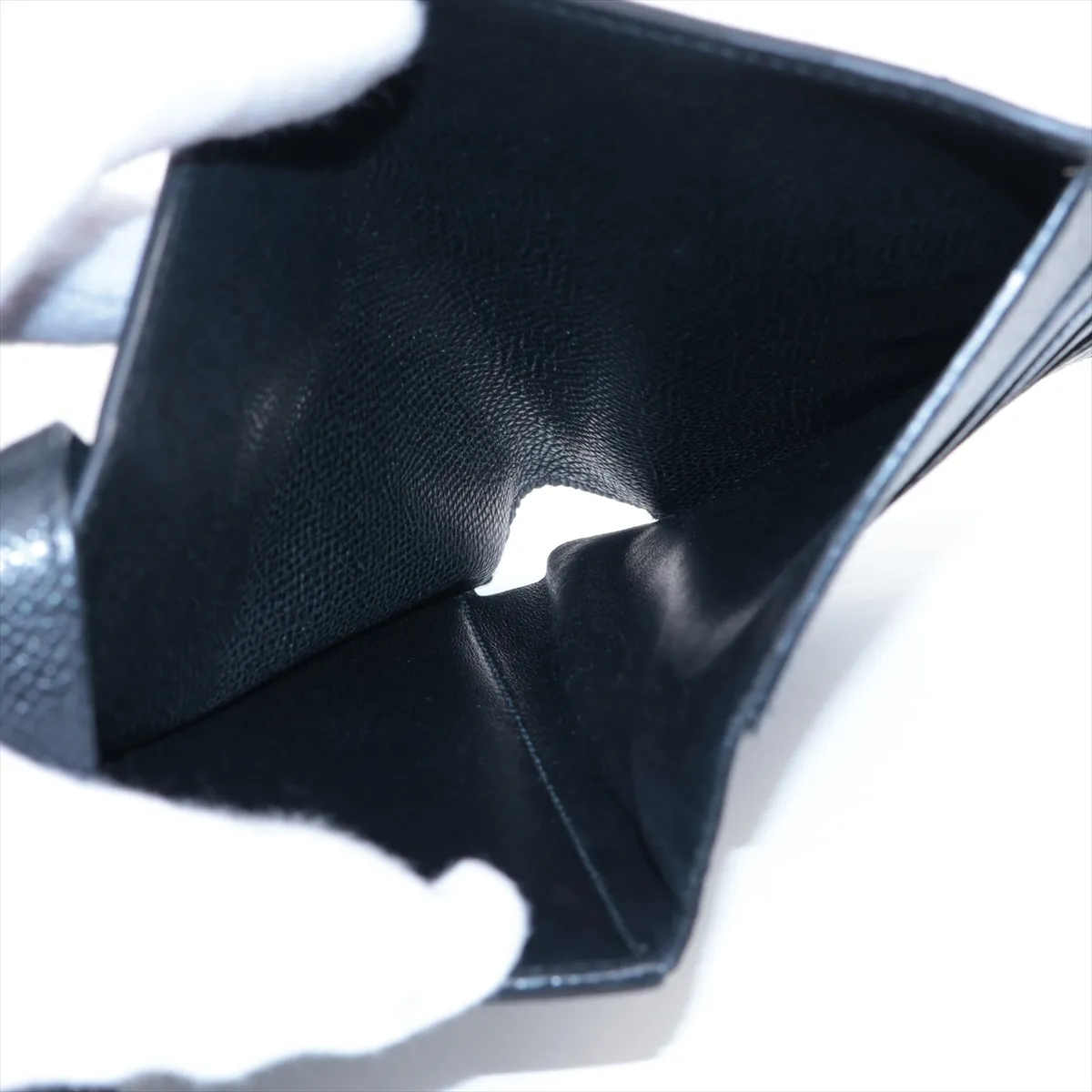 Kelly Wallet Medium, Veau Epsom, Compact Wallet, Black with Silver Hardware L: 2008. Slight lifting at the base of the zipper pull. — view 5