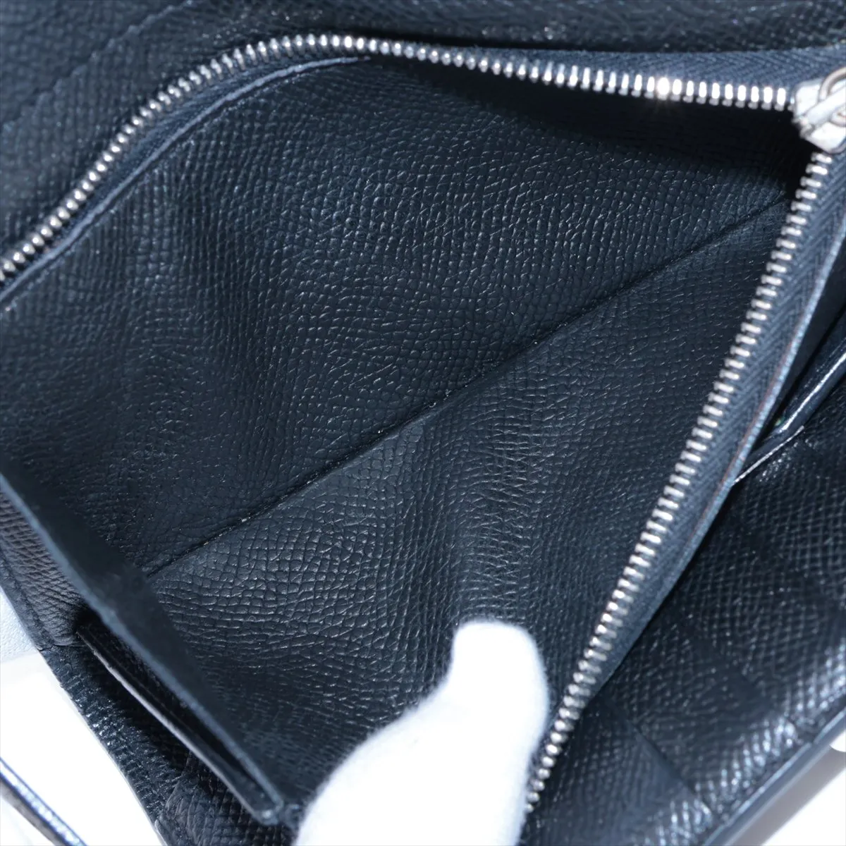 Kelly Wallet Medium, Veau Epsom, Compact Wallet, Black with Silver Hardware L: 2008. Slight lifting at the base of the zipper pull. — view 6