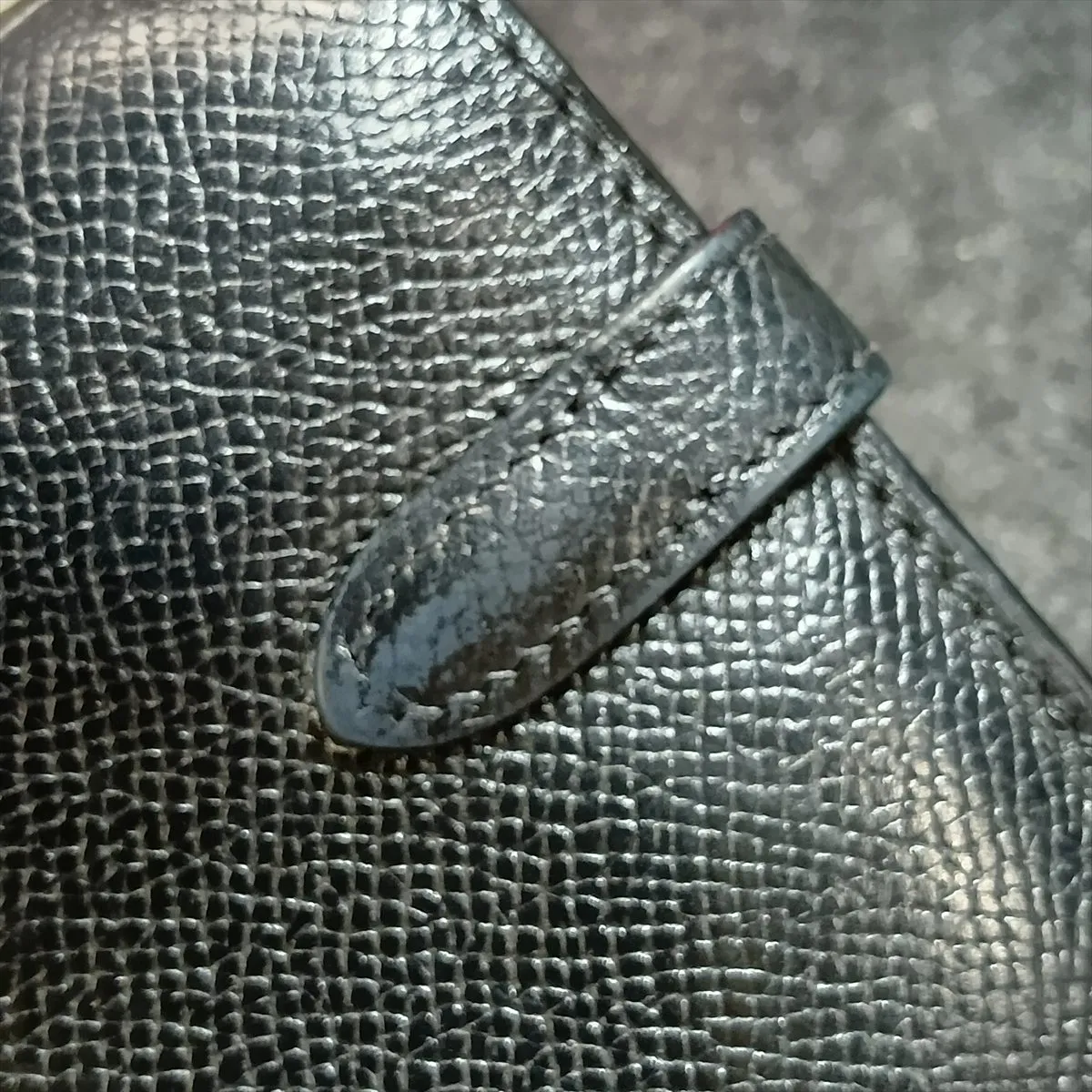 Kelly Wallet Medium, Veau Epsom, Compact Wallet, Black with Silver Hardware L: 2008. Slight lifting at the base of the zipper pull. — view 8