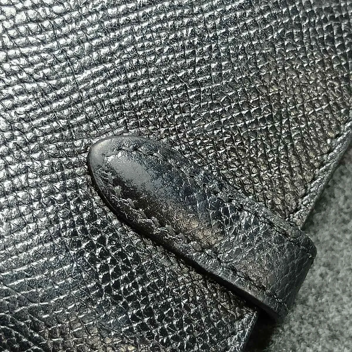 Kelly Wallet Medium, Veau Epsom, Compact Wallet, Black with Silver Hardware L: 2008. Slight lifting at the base of the zipper pull. — view 9
