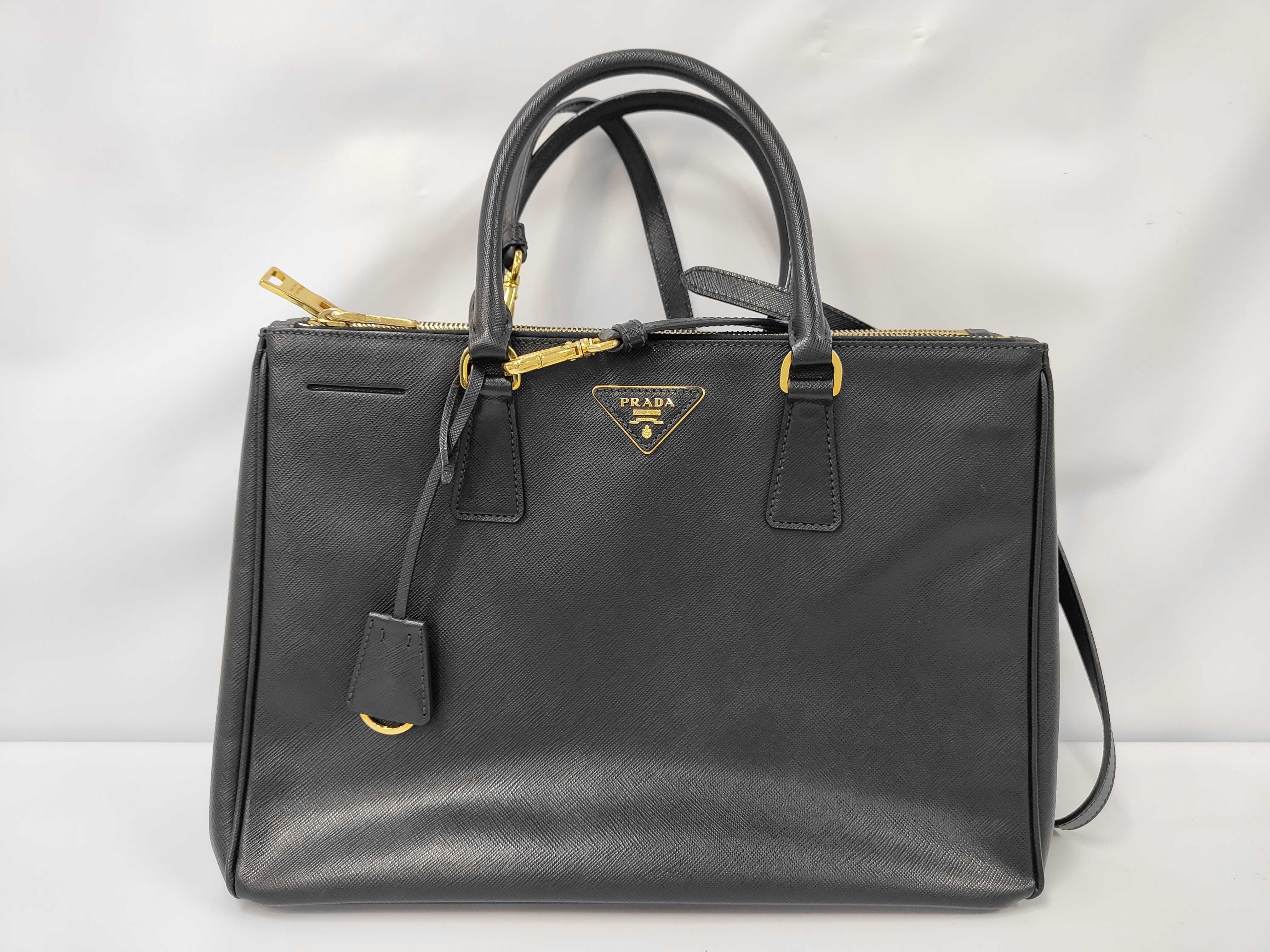 Saffiano Lux Double Zip Tote Bag, Black, BN1786?NZV?F0002 (Handbag)