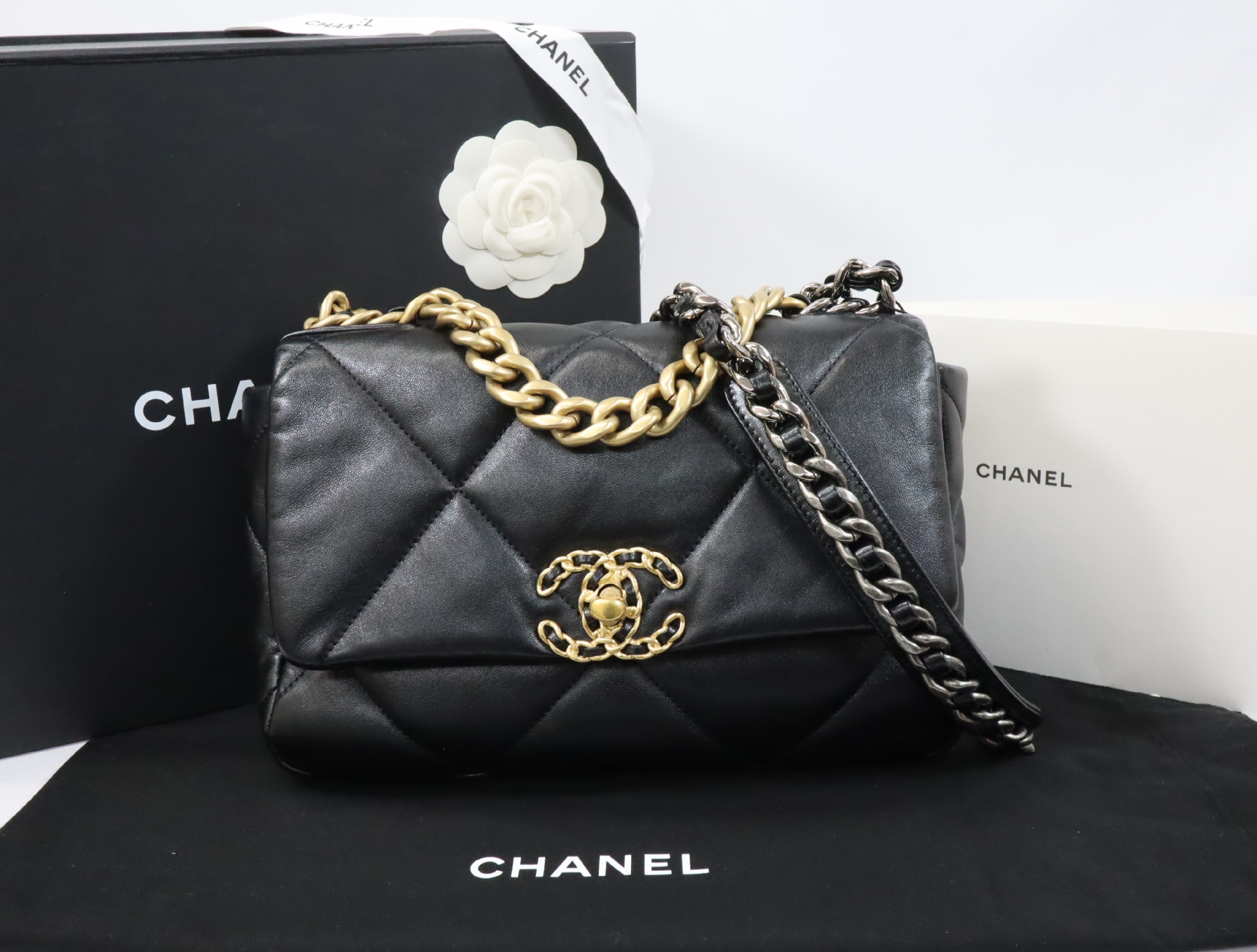 19 Lambskin Chain Shoulder Bag Black Gold x Silver Hardware Random Plate AS1160 Shoulder Bag