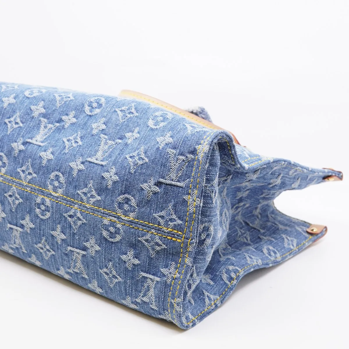 Monogram Denim OnTheGo MM M46871 RFID-enabled blue tote bag with bag charm. — view 3