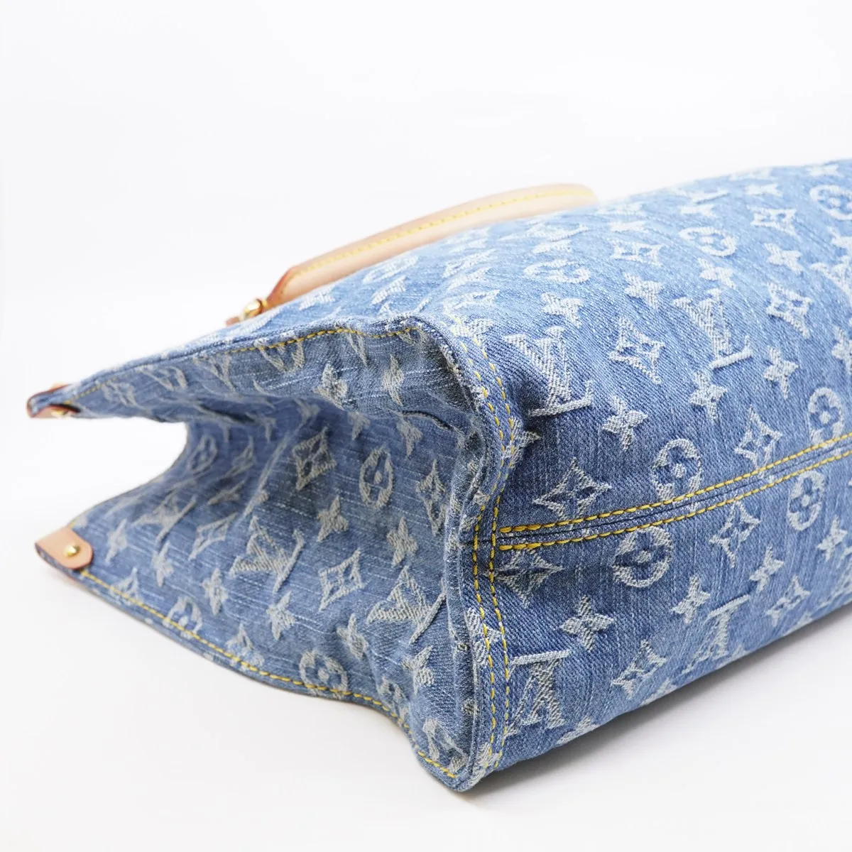 Monogram Denim OnTheGo MM M46871 RFID-enabled blue tote bag with bag charm. — view 4