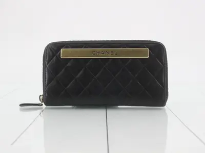Matelassé logo plate zip wallet, serial number 23 series.