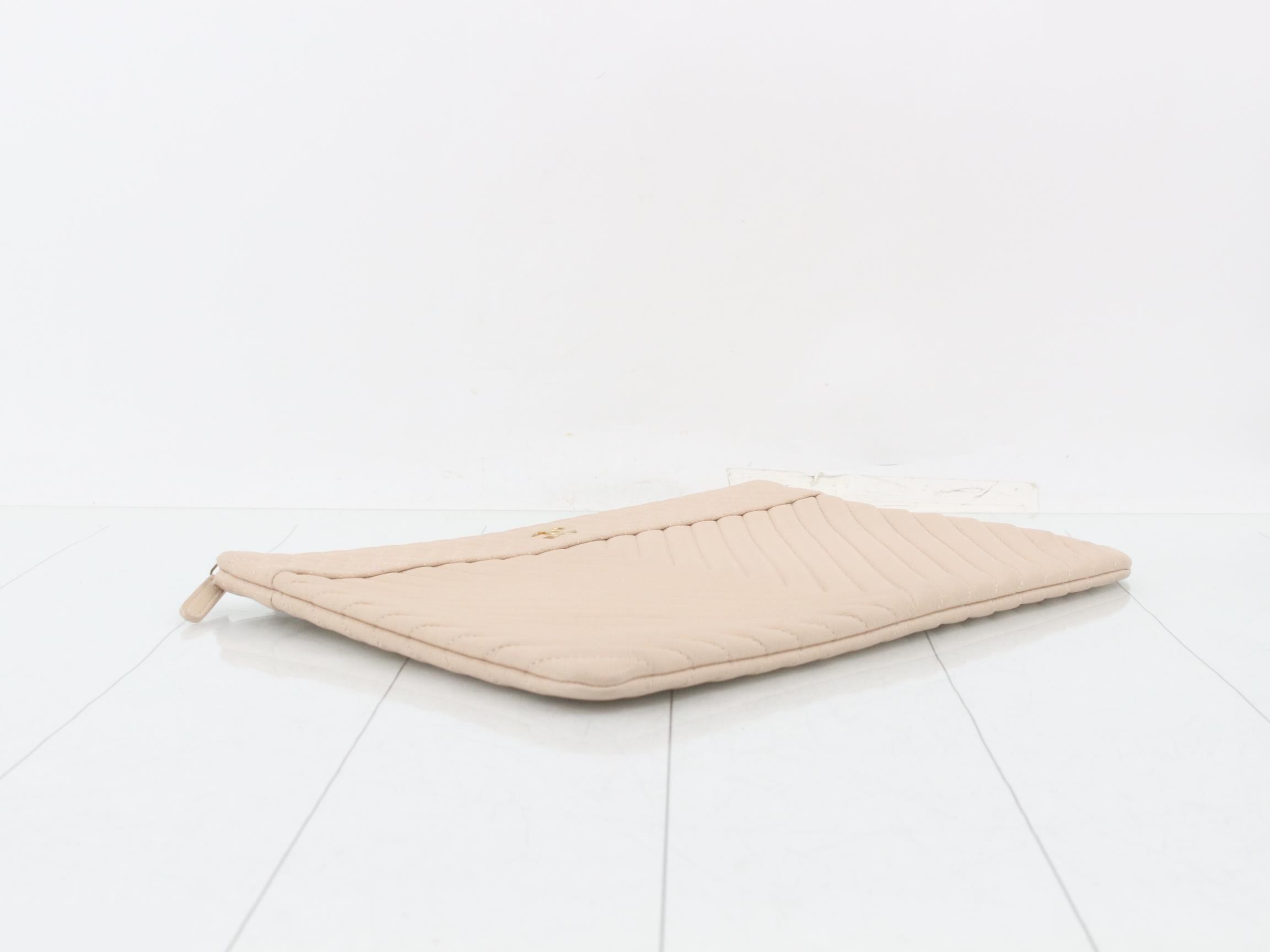 Caviar leather (bag) clutch/pouch, beige, gold hardware — view 5