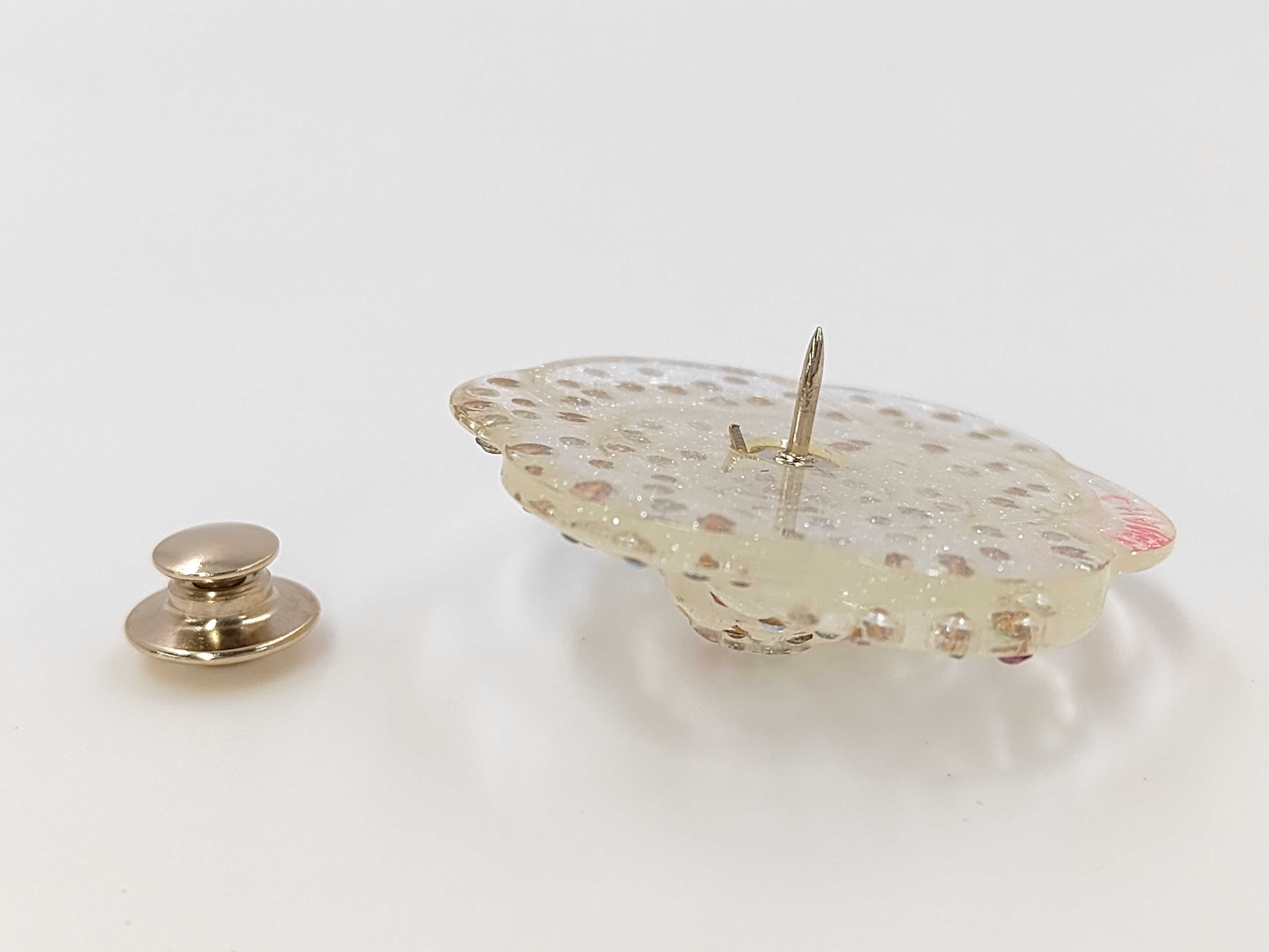 brooch — view 3