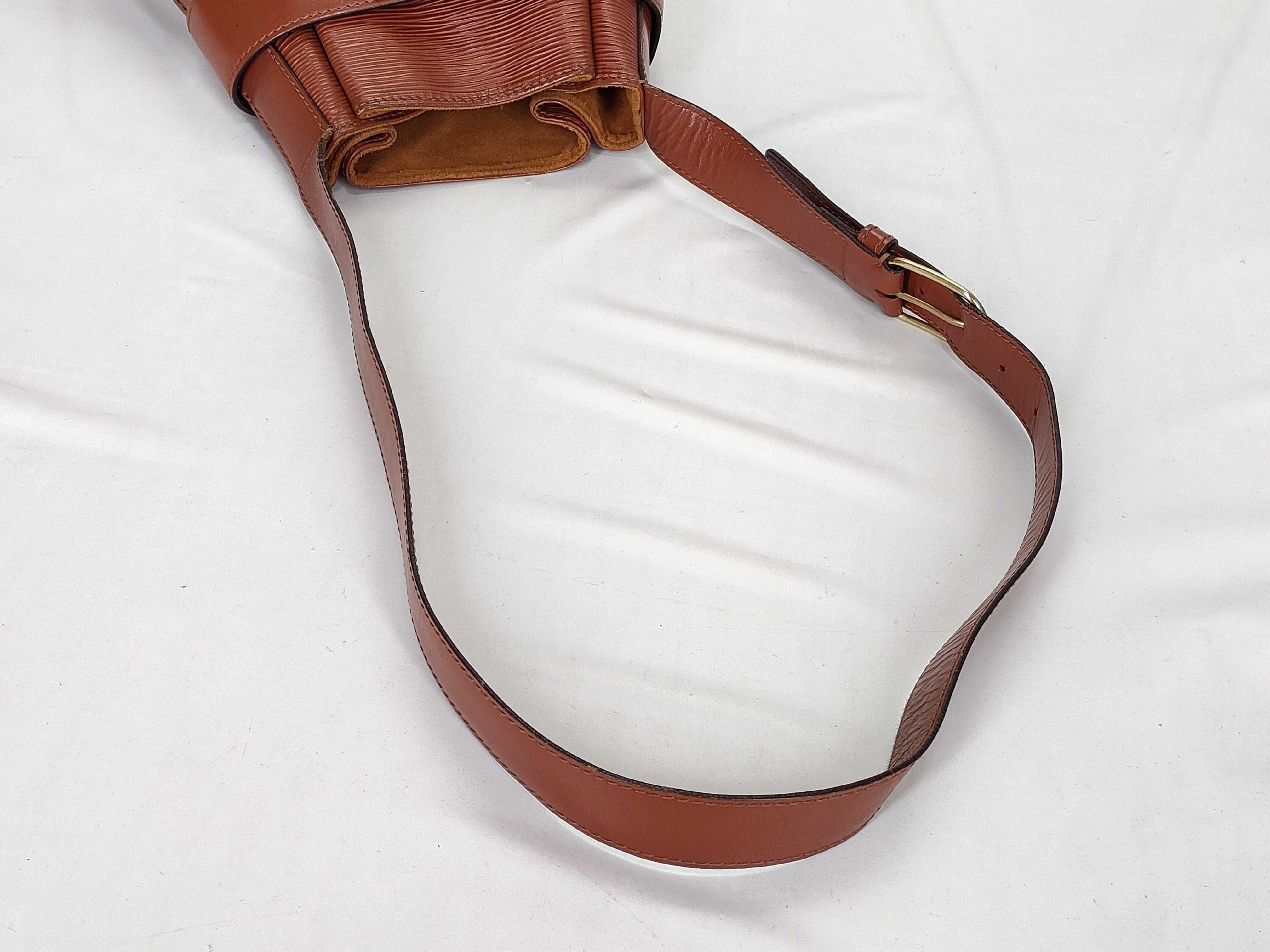 Epi Louis Vuitton Sac Depaule Shoulder Bag — view 3