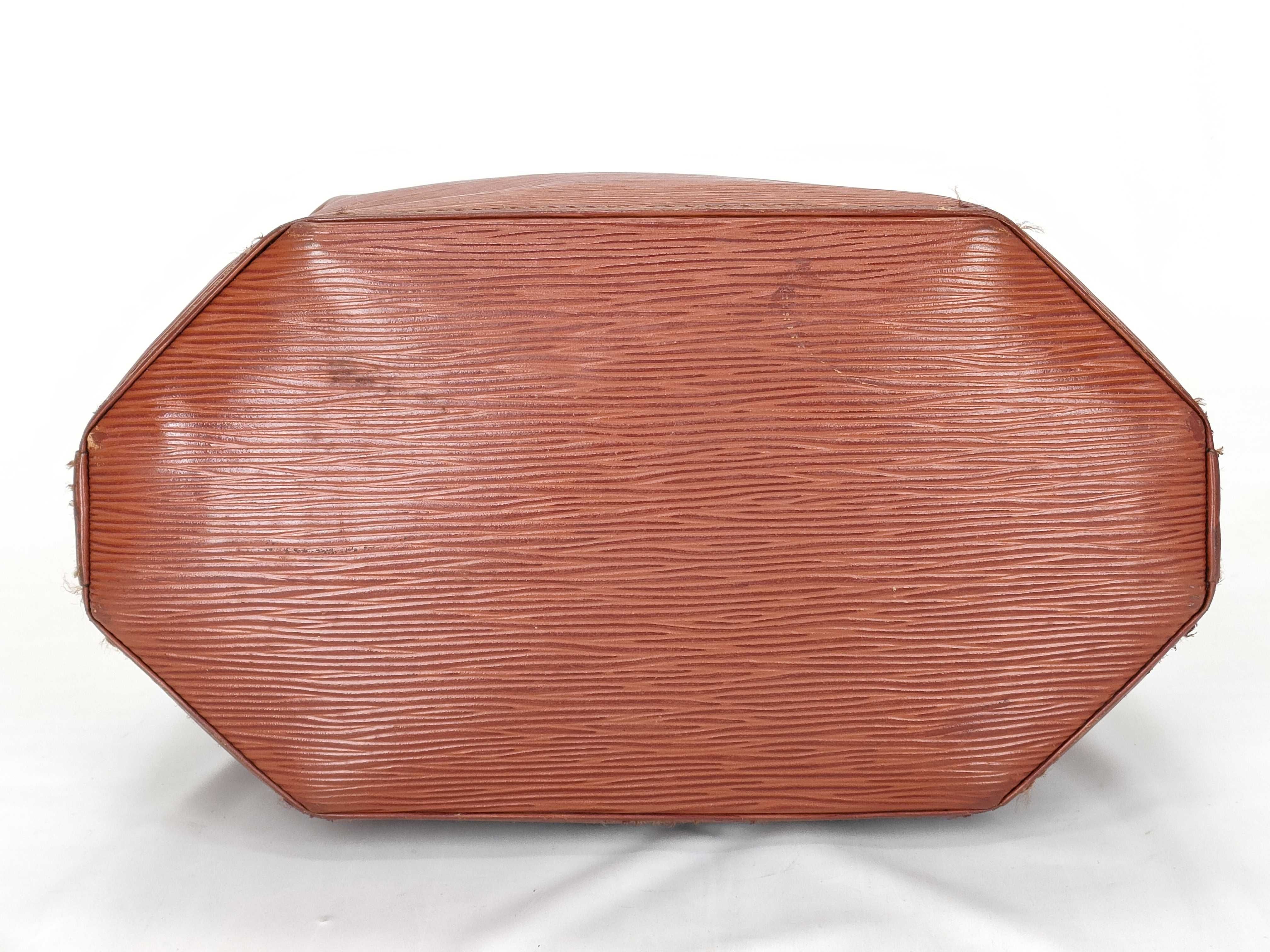 Epi Louis Vuitton Sac Depaule Shoulder Bag — view 7