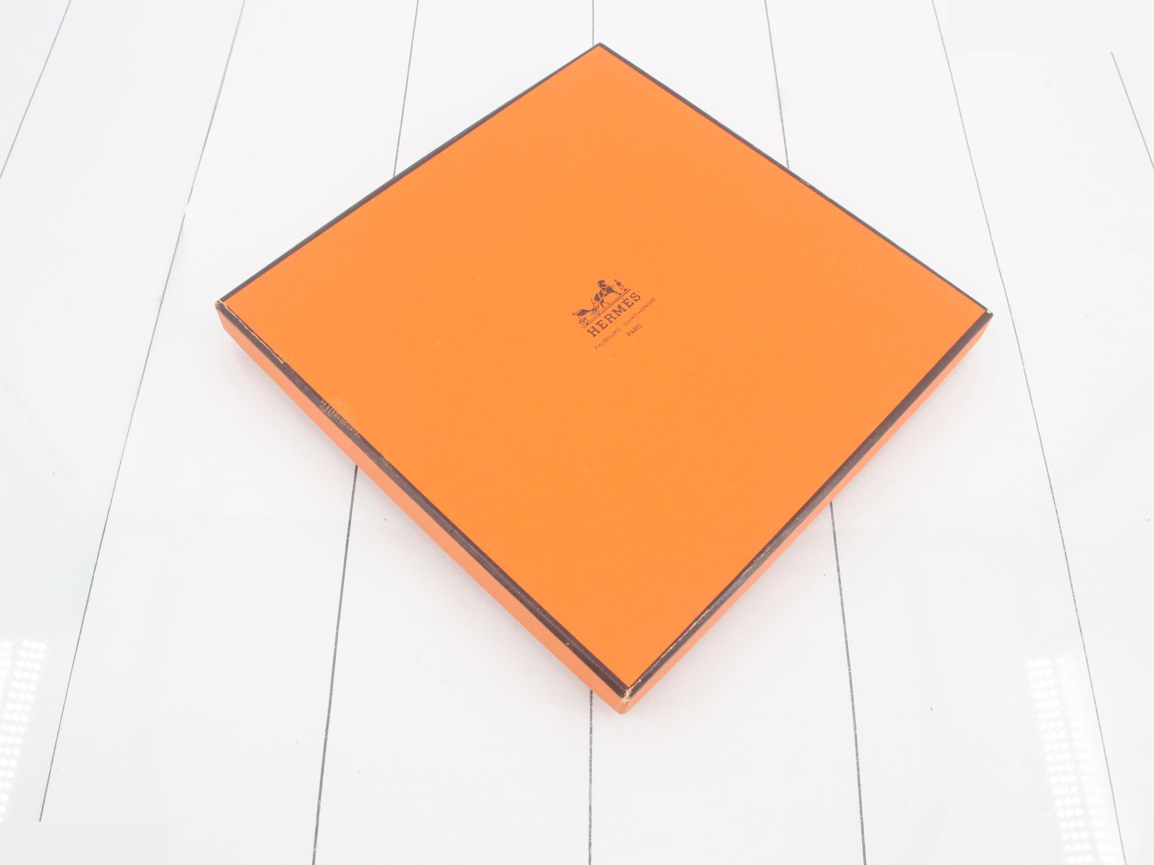 Carre 90 scarf, with box. — view 4
