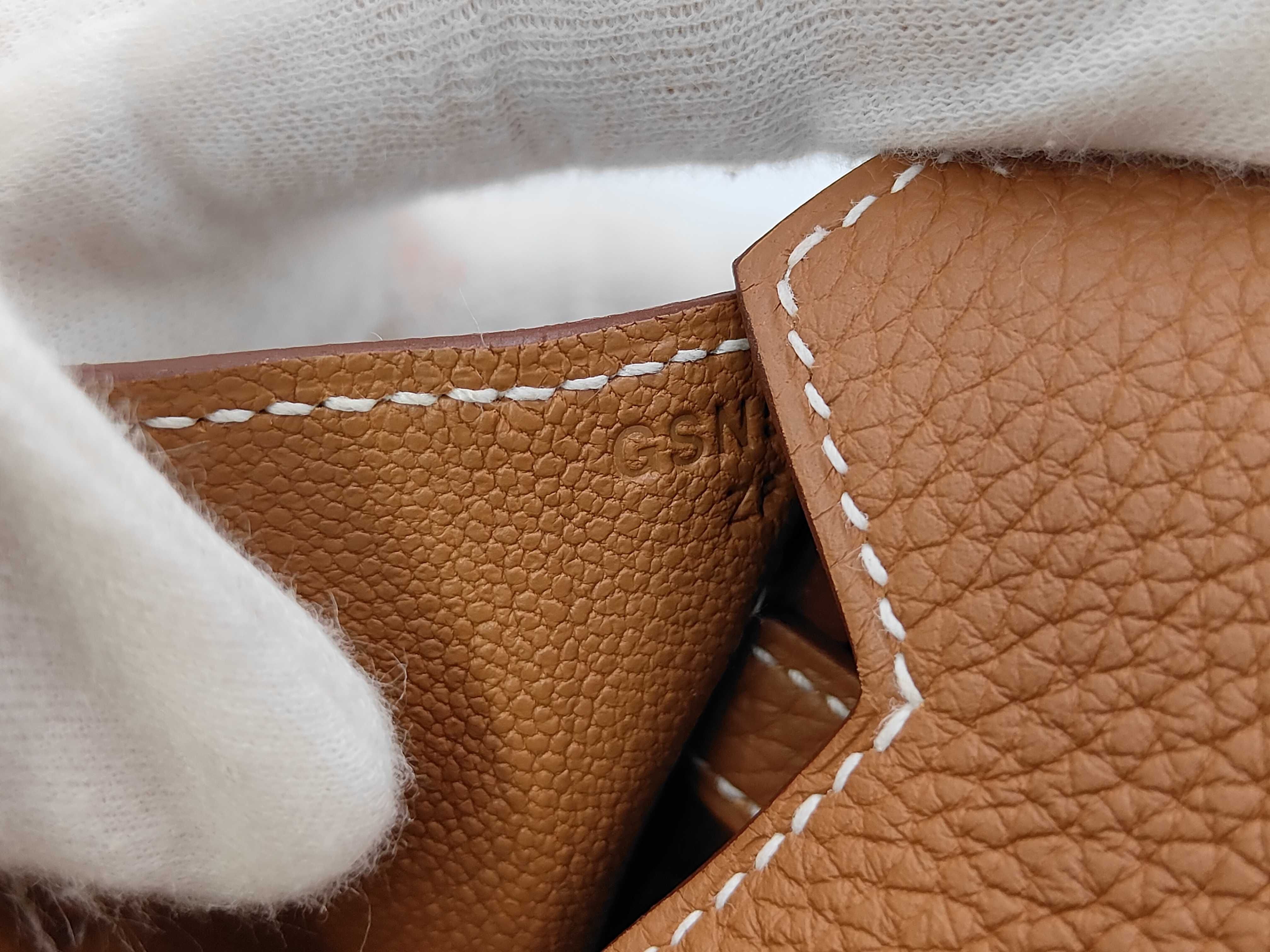 Birkin 25 Gold Togo Leather Handbag with Gold Hardware (G Stamp) — view 10