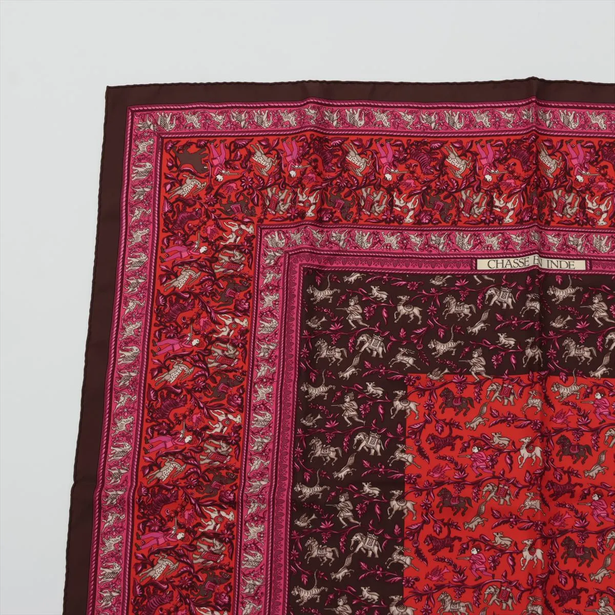 Carre 90 CHASSE en INDE Indian Hunting Scarf Silk Brown x Pink Thread Tag Loose Thread Treading fraying — view 2