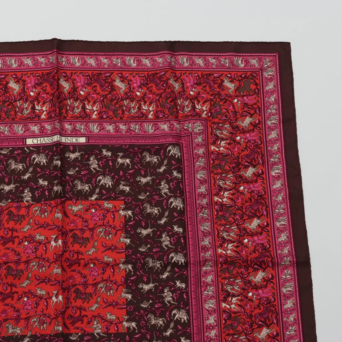 Carre 90 CHASSE en INDE Indian Hunting Scarf Silk Brown x Pink Thread Tag Loose Thread Treading fraying — view 3
