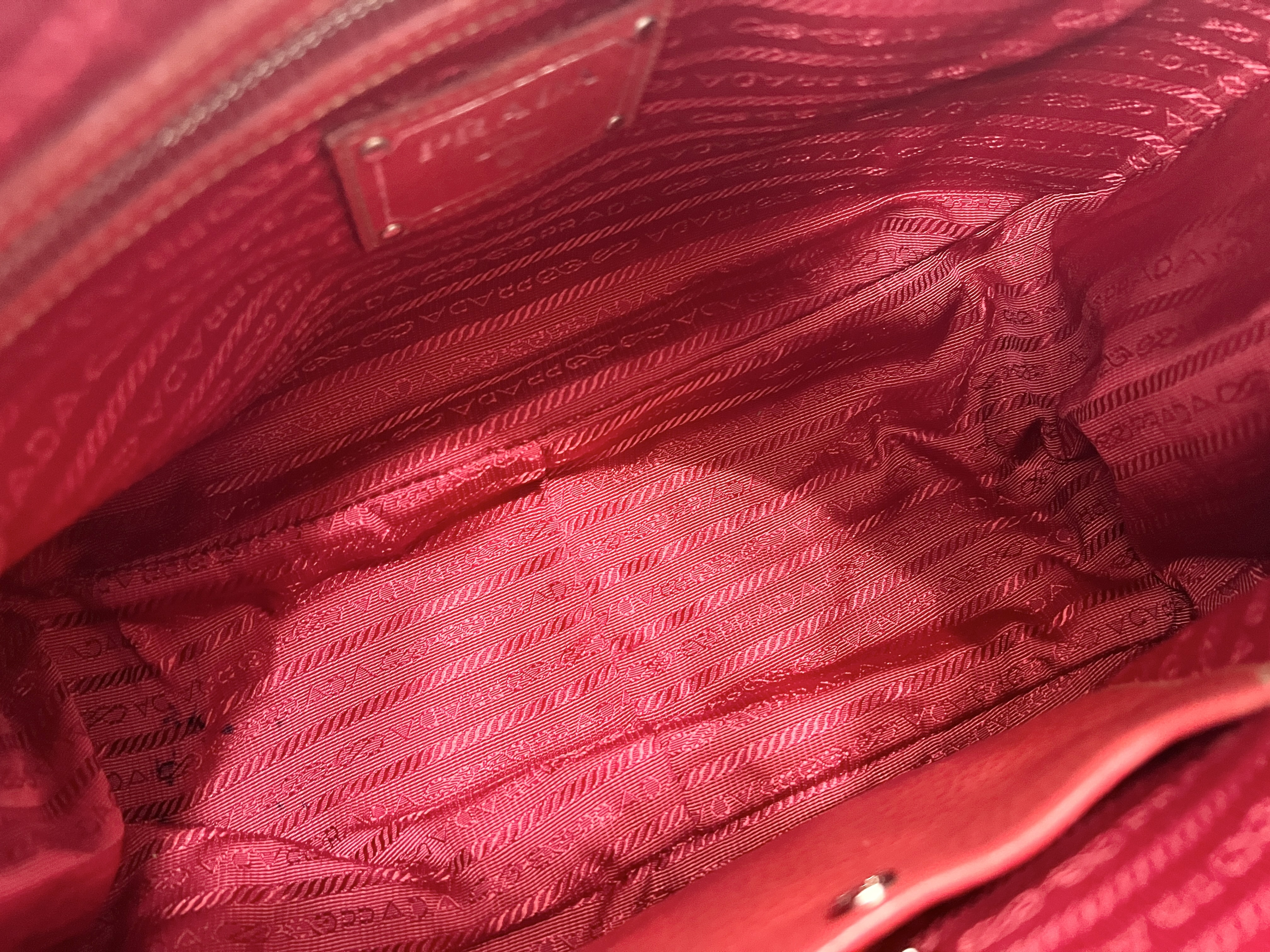 Vitello Daino Leather One-Shoulder Bag — view 5