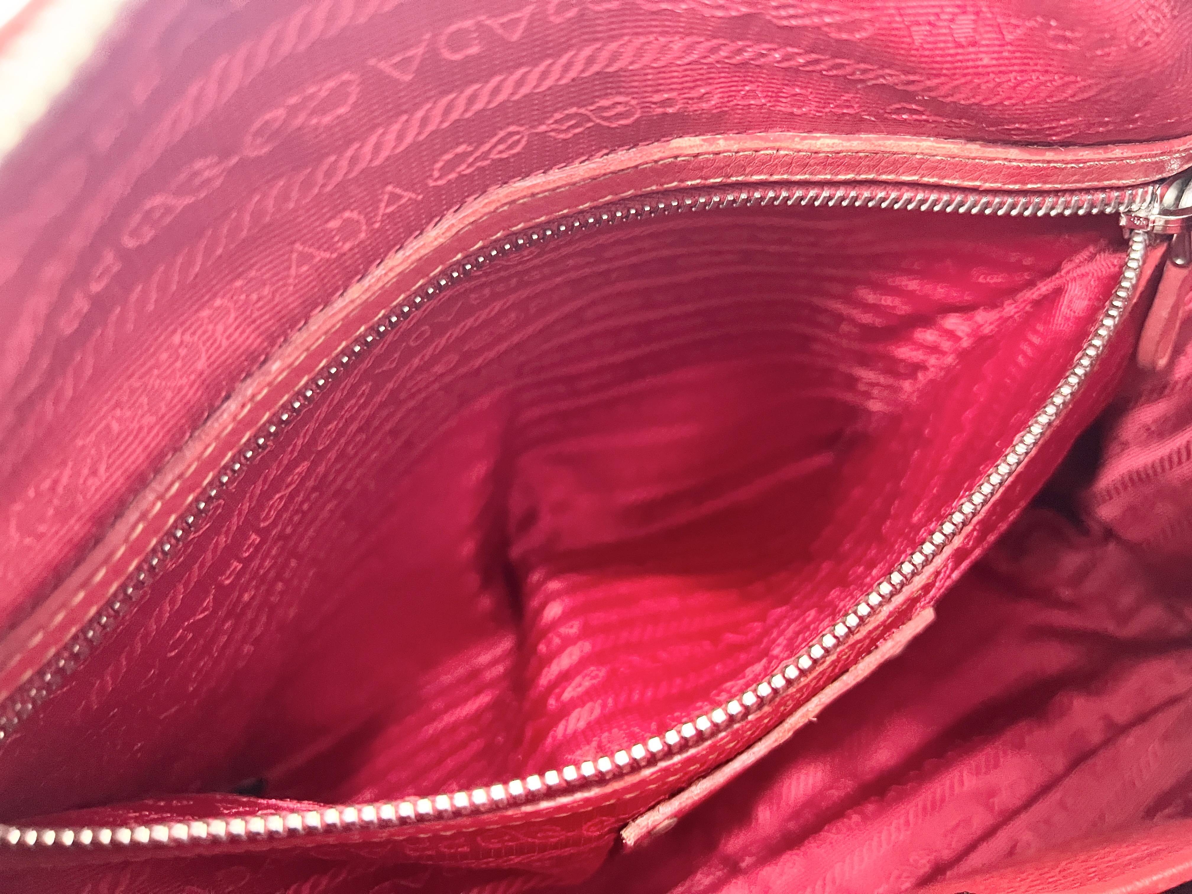 Vitello Daino Leather One-Shoulder Bag — view 7