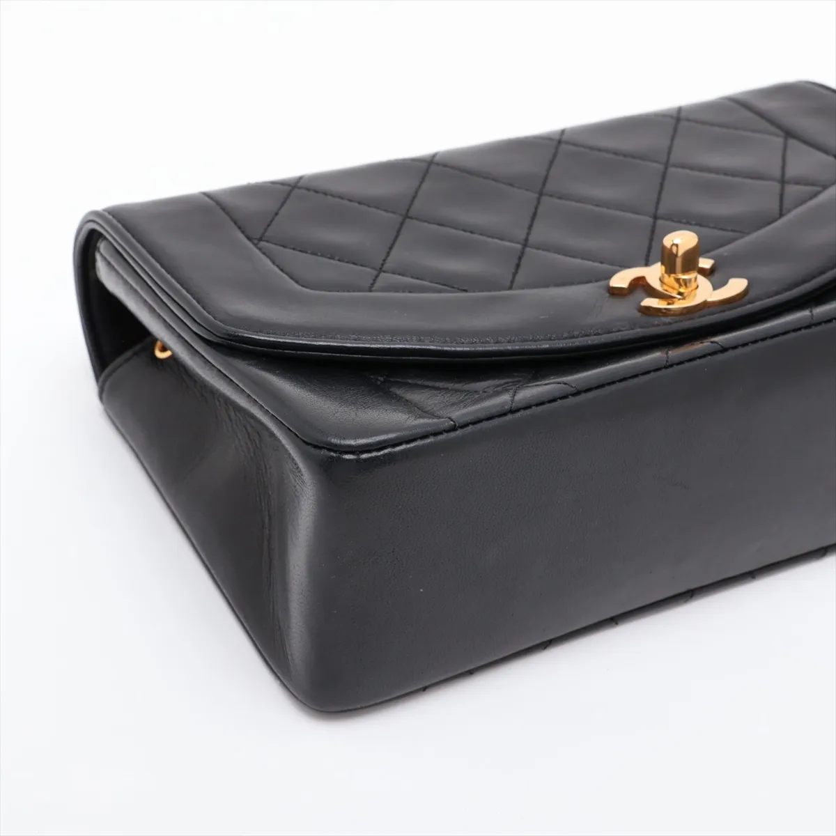 Matelassé Lambskin Single Flap Single Chain Bag, Diana Flap, Black with Gold Hardware, Item No. 1916468, Series 1 — view 4