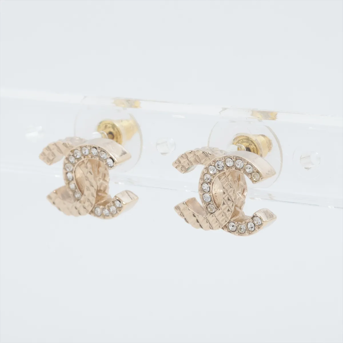 Coco Mark Matelassé A24V Earrings (Pair) GP x Rhinestone Gold - — view 3